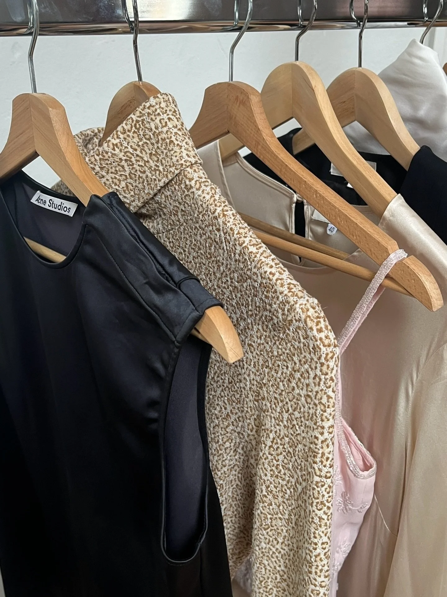 🌸 NEW ARRIVALS 🌸 February literally flew by and all of a sudden we were blessed with sun and proper spring weather here in Berlin. Feeling very grateful after a long and grey winter.

This vintage drop reflects this in-between feeling, of still col