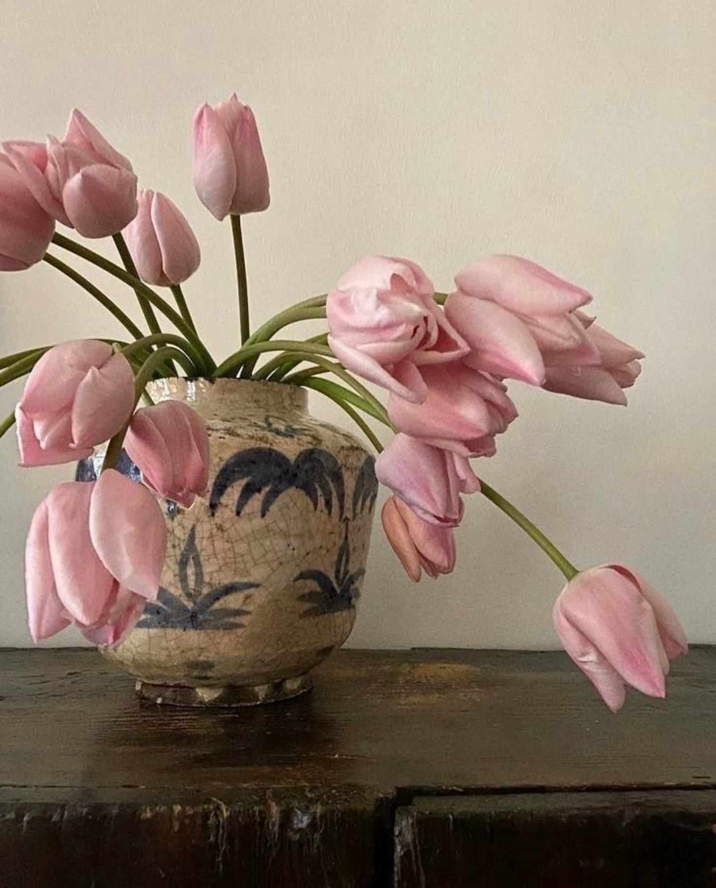 Sunday mood ☕️🌷

Pink tulips and the most gorgeous vase via Pinterest