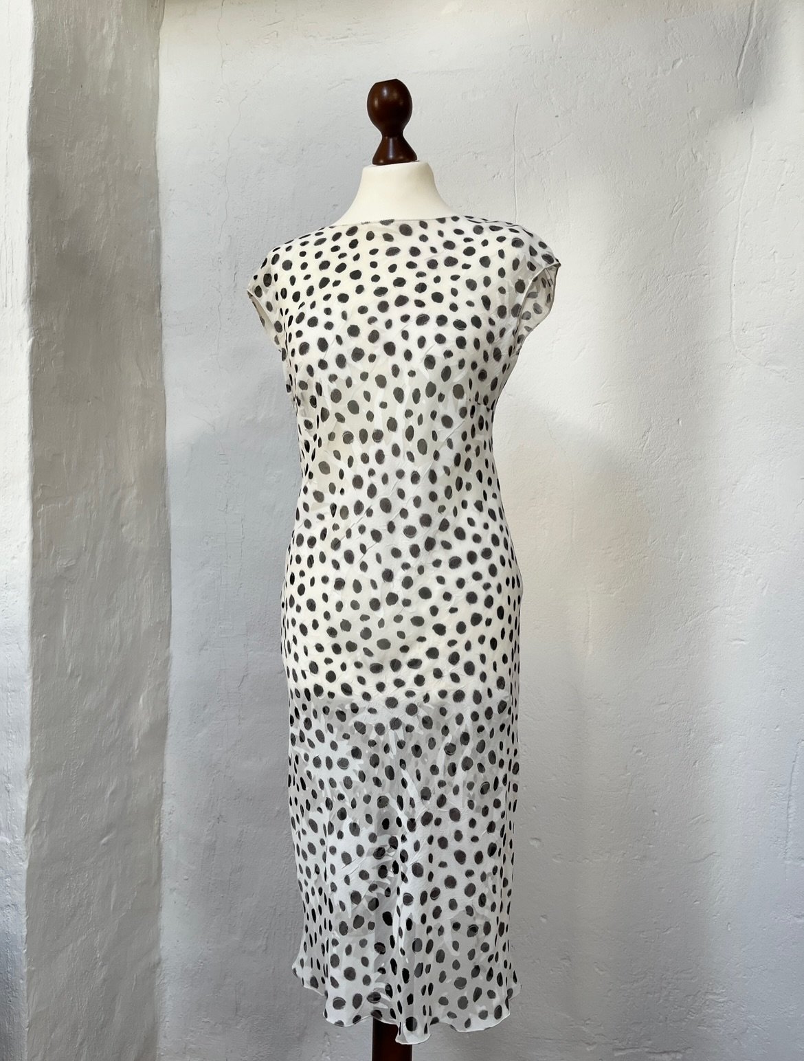 Polka dots on my mind 🖤 

Sheer vintage midi dress available at www.versa-aesthetics.com 🦢