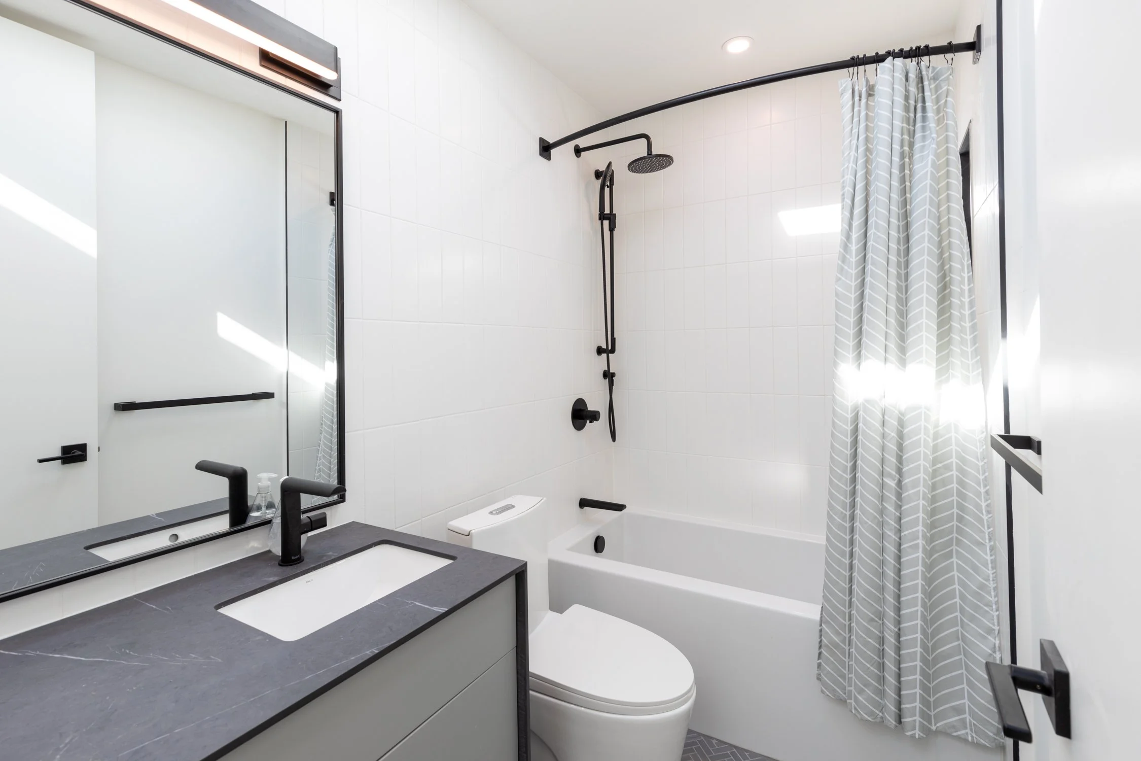 60 Jones ave - 2nd Bath 1.jpg