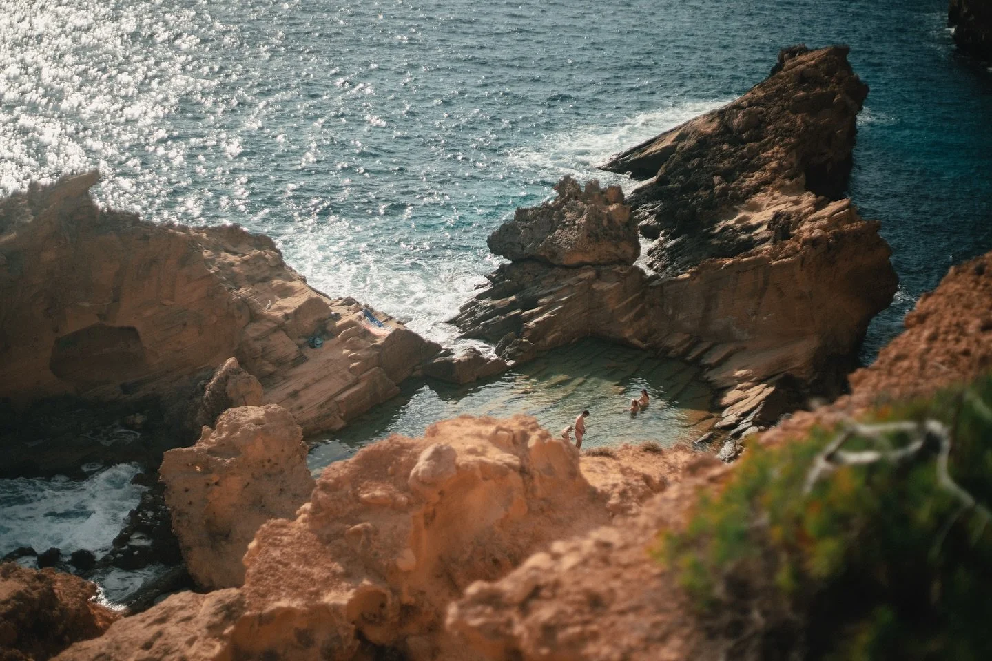 🌊 MALLORCA&lsquo;S HIDDEN GEMS

Not only turquoise waters and sandy bays &ndash; Mallorca is full of little secret beaches and wild rock formations that take your breath away. 🌴✨
Every corner of the island tells a story: rugged cliffs, soft waves, 