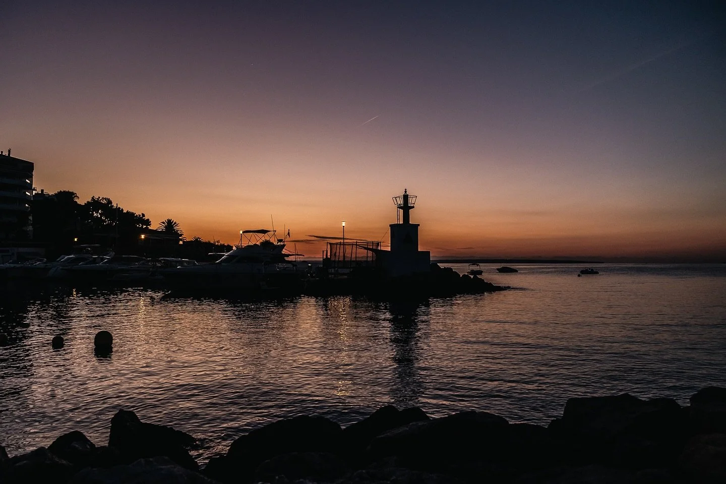 EARLY MORNING WORKOUTS 🤯🔥🤩
Der Moment, in welchem dein Wecker klingelt und du dich am liebsten nochmal im Bett umdrehen und weiterschlafen w&uuml;rdest. 

Wenn du als buy-in deinen eigenen Sandsack f&uuml;llst wenns noch halb dunkel ist und du bei