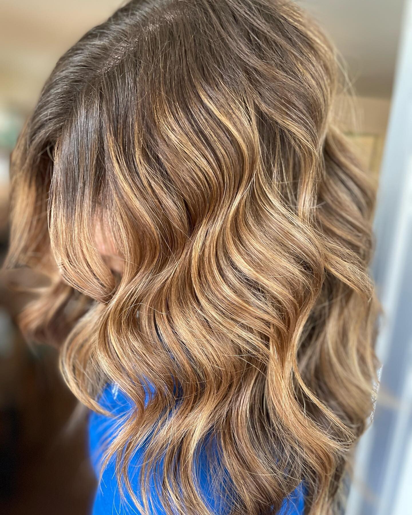 🍯 with a tiiiiiny touch of 🍓. 
Swipe to the end for the before! 
&bull;
&bull;
1 hour, 8 foils, lots of teasing, and a gloss to finish. Less is more! 

#ctbalayage #farmingtonvalley #cthair #ctcolorist #ct #lisamariehairco #MollyWinnHair #goldwell 