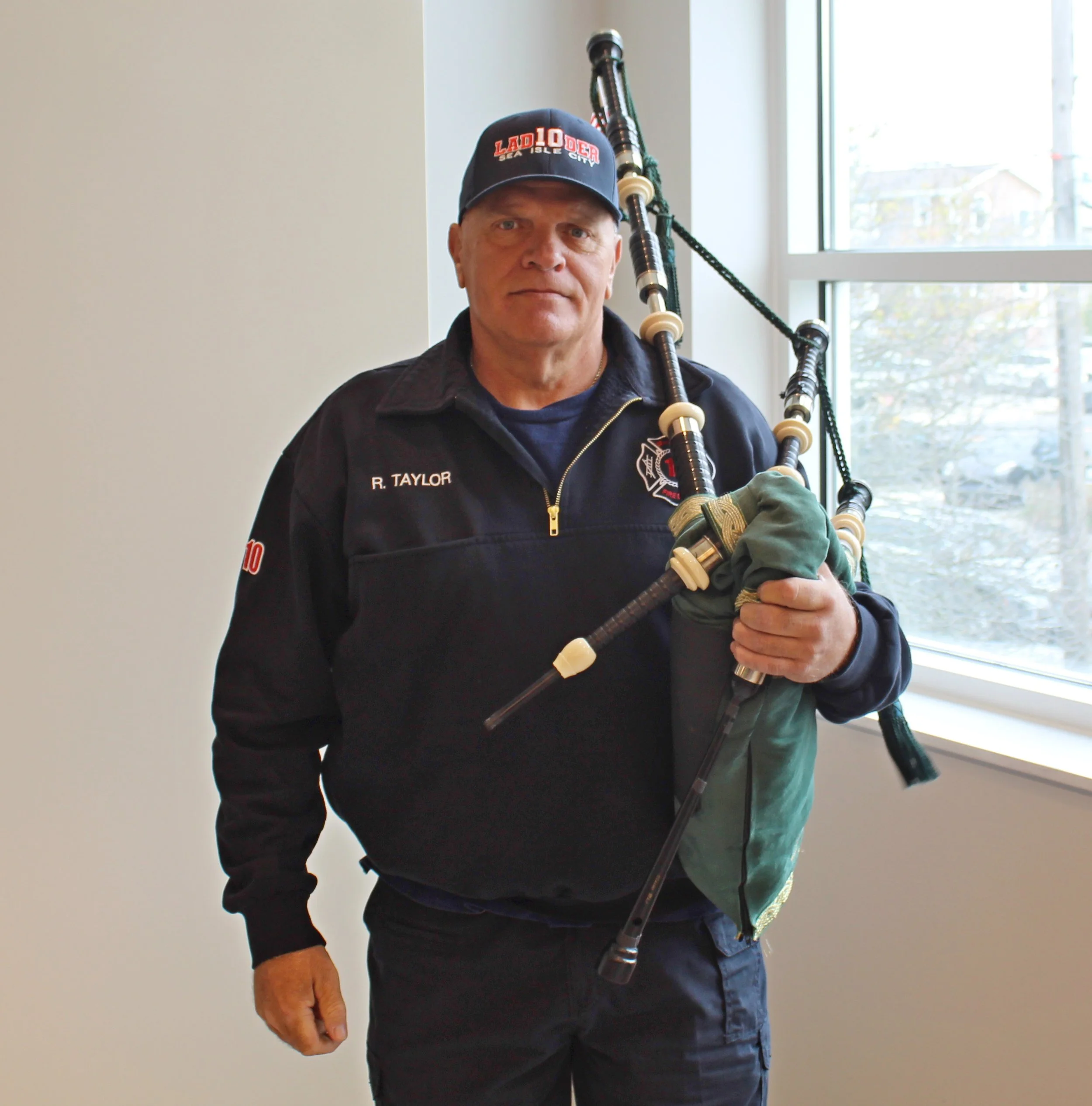 MemDay-bagpiper1.jpg