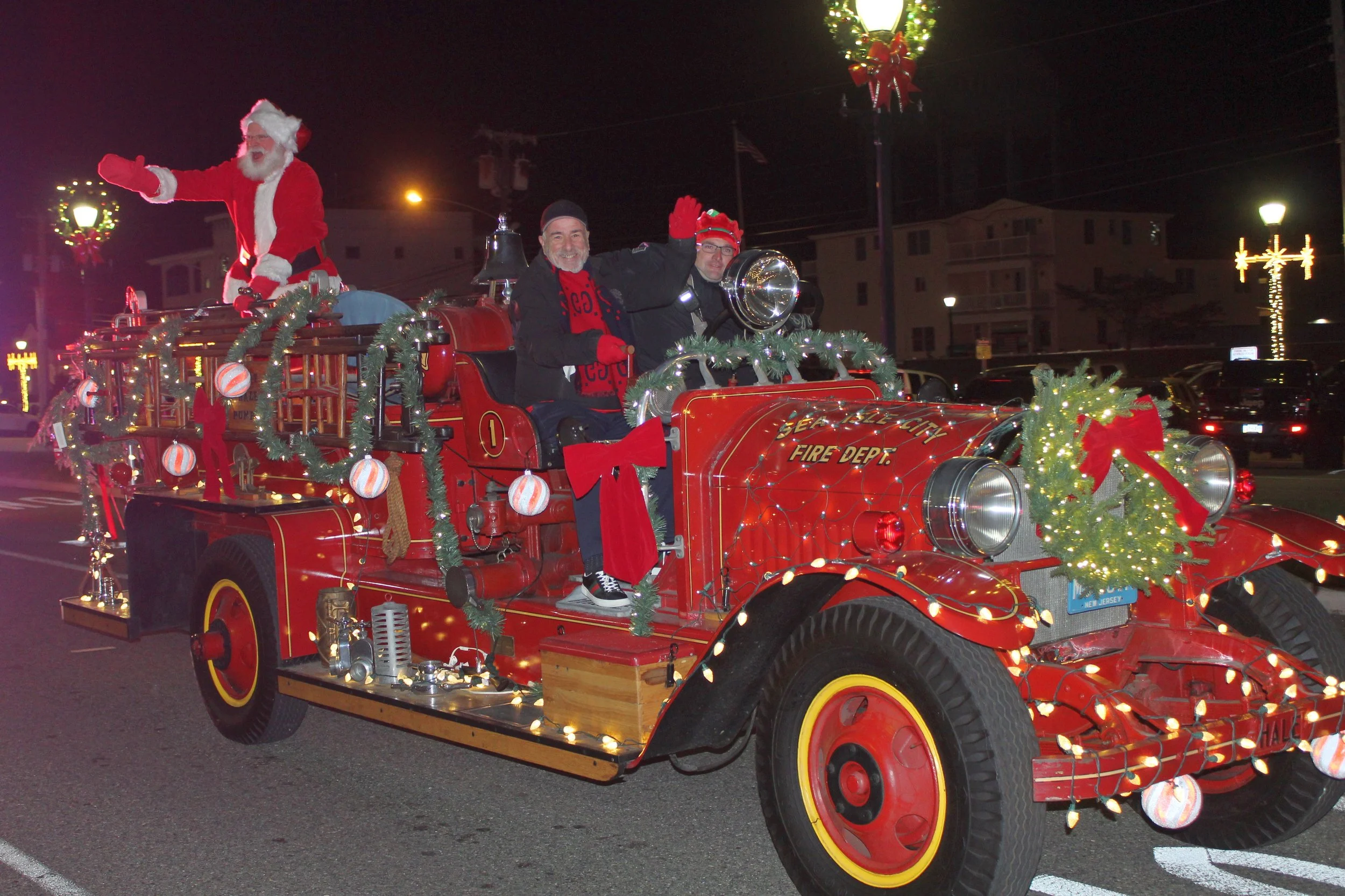 Mayor Desiderio Hosted a Holiday Procession & Tree Lighting Ceremony on November 28