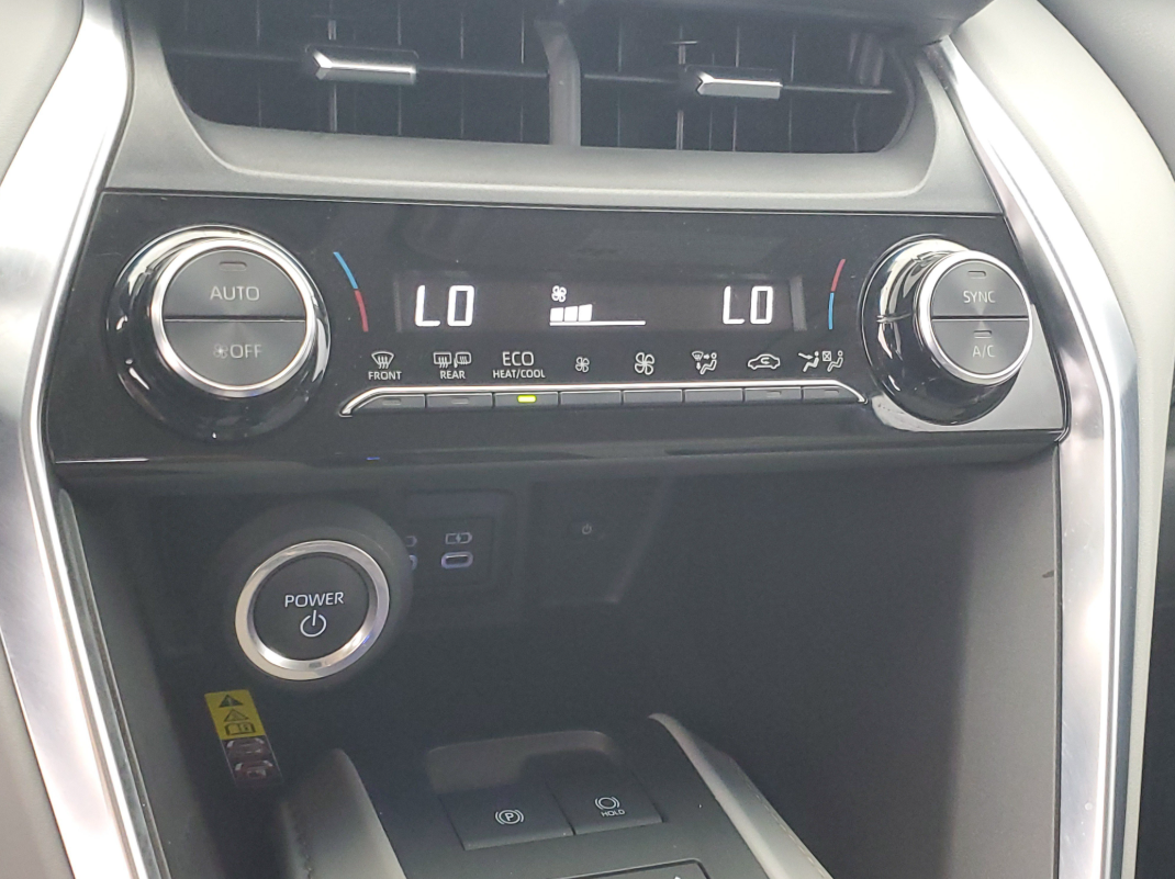 2024 Toyota Venza LE (17).png