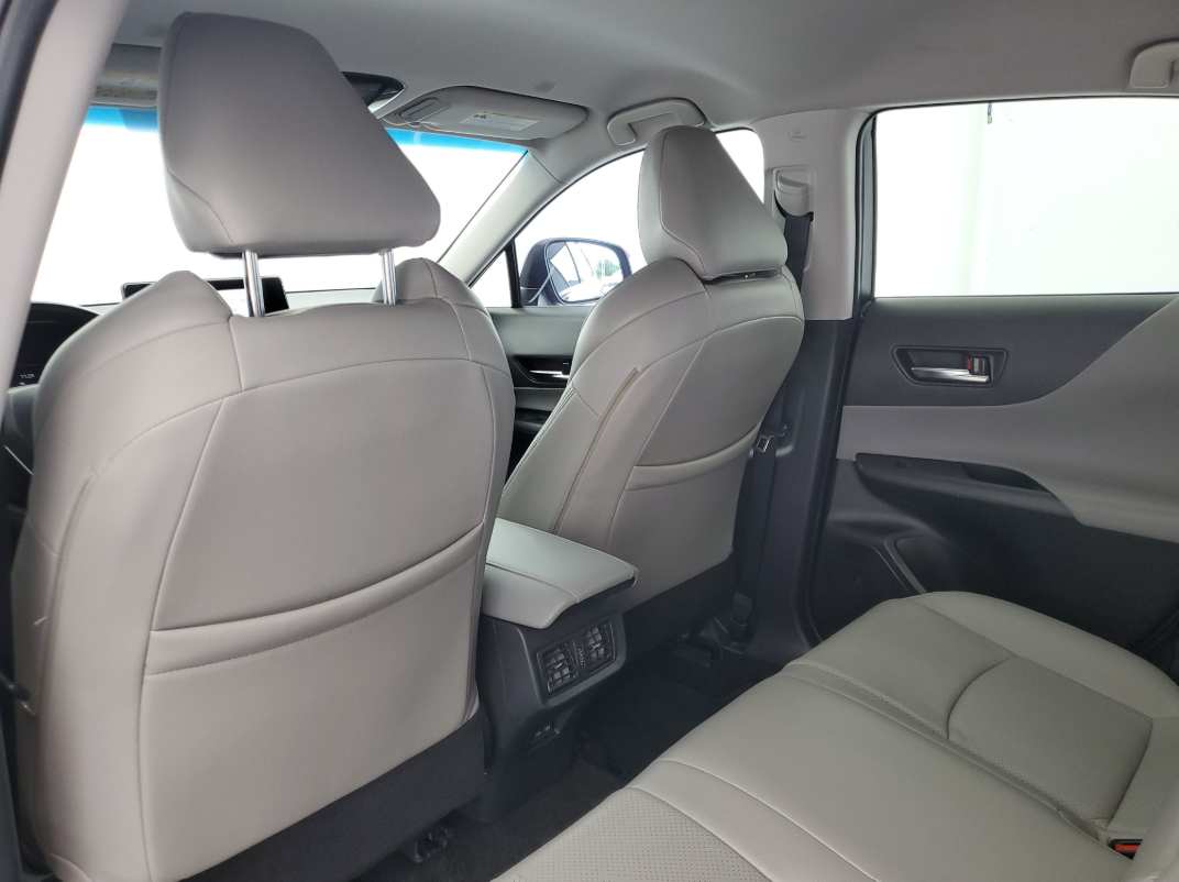2024 Toyota Venza LE (3).png