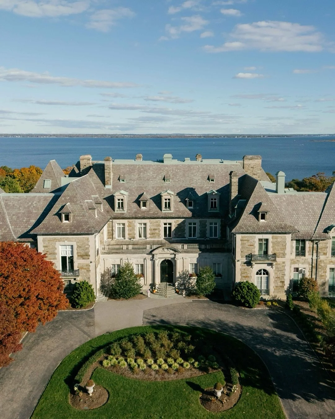 Taylor and Fred making my job so easy. Classic, beautiful, on a perfect fall day. 

Edited with @goodlightpresets 
Planning @jenstrunkevents 
Venue @aldrichmansionestate 
Photo @trenholmphoto 
Video @earthandsunco_ 
HMU @simplygorgeousbyerin 

#finea