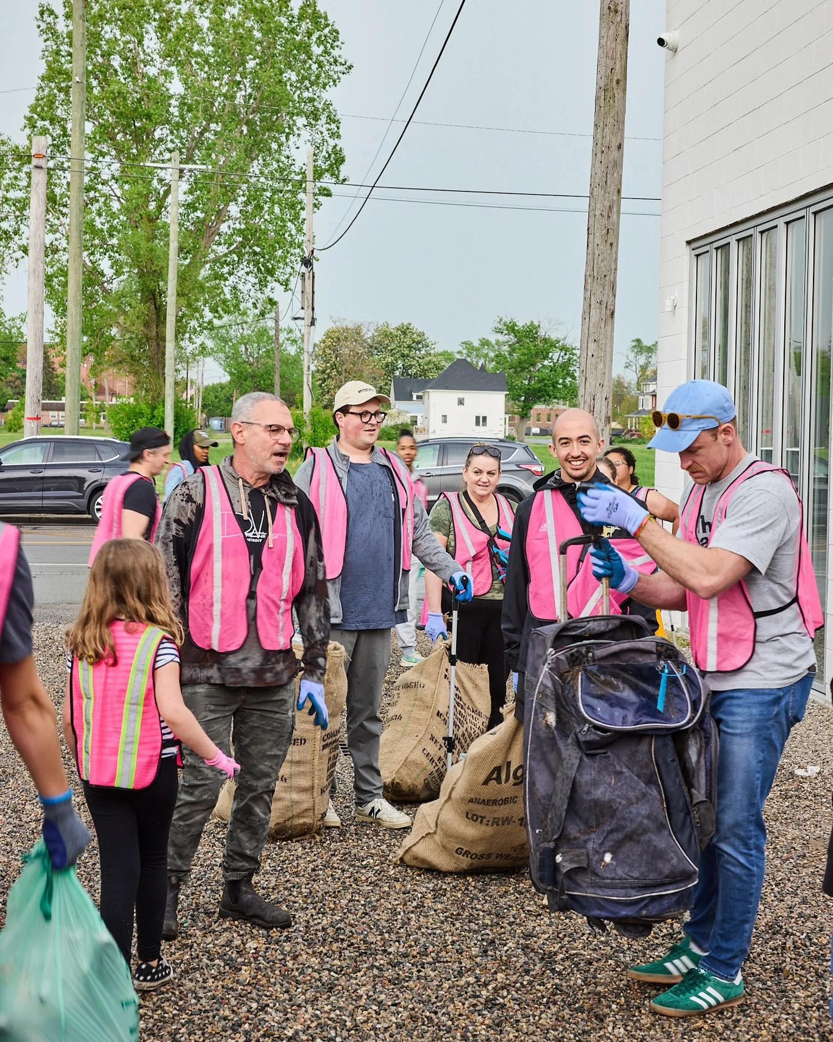 A suitcase? A vintage vacuum? A car radio? 🧳📻

You really never know what you&rsquo;ll find at a cleanup! 🤷&zwj;♀️

A BIG thank you to everyone who showed up to our May cleanups to keep the Earth Month momentum going! 🌎🩷

See you in June! 🌊

📸