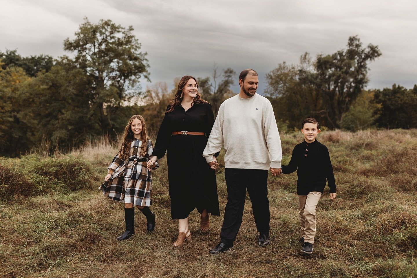 Moody skies &gt;&gt; 

And year 5 of photographing this gorgeous fam 🫶🏼🤍