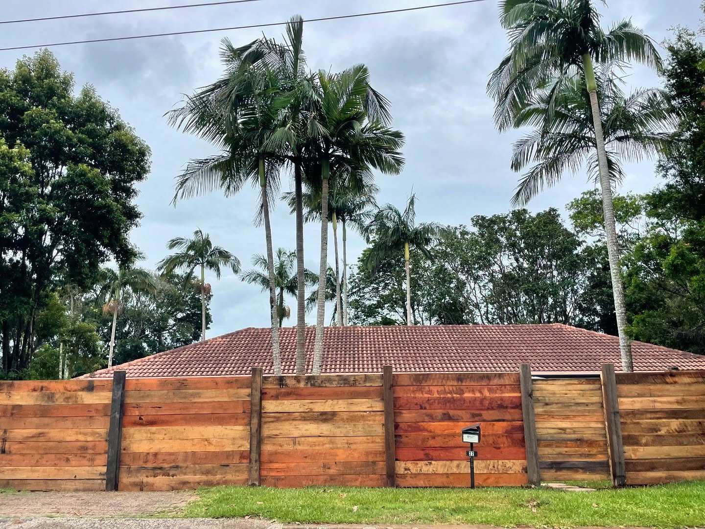 Hardwood sleeper feature fence with gate using 200mm x 75mm sleepers with 150mm x 150mm Hardwood posts in Lennox Head.
@bbtimbers