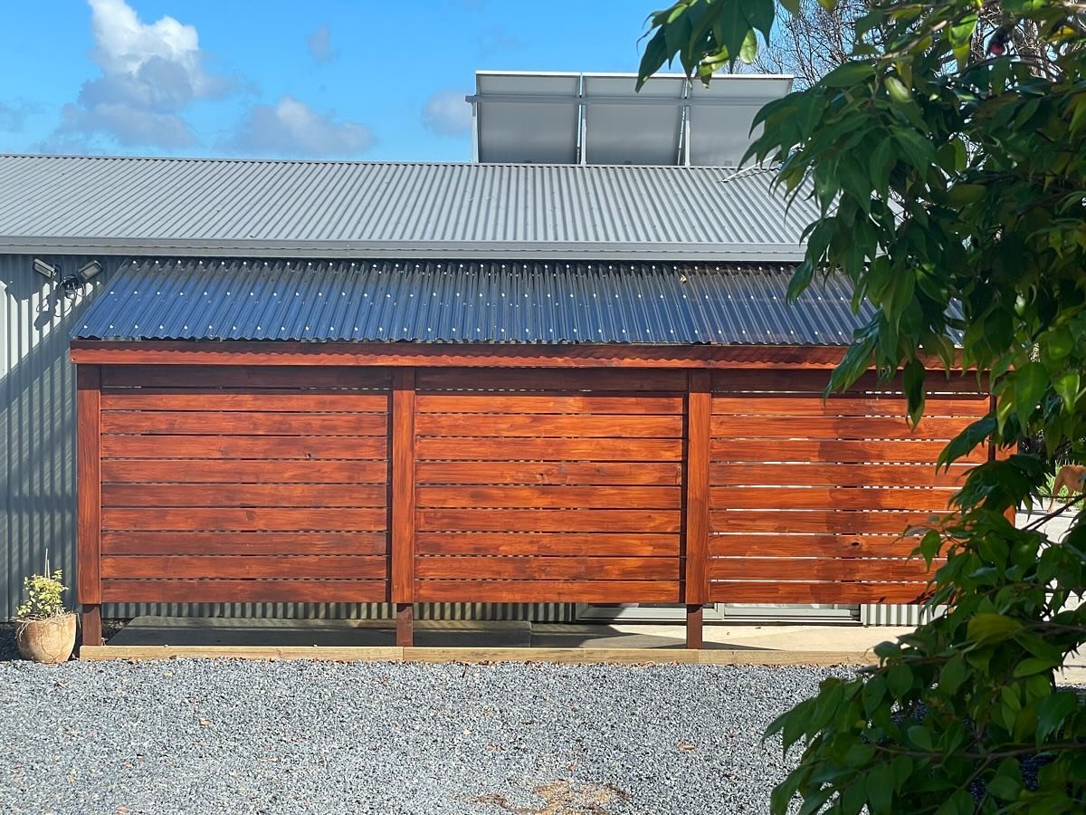 Roofed timber screening to provide privacy &amp; shade. 

Built from treated pine and our client stained it using @intergrain UltraDeck timber stain in Merbau. 

#timberscreening #templebuilds #landscapeconstruction #privacyscreens
