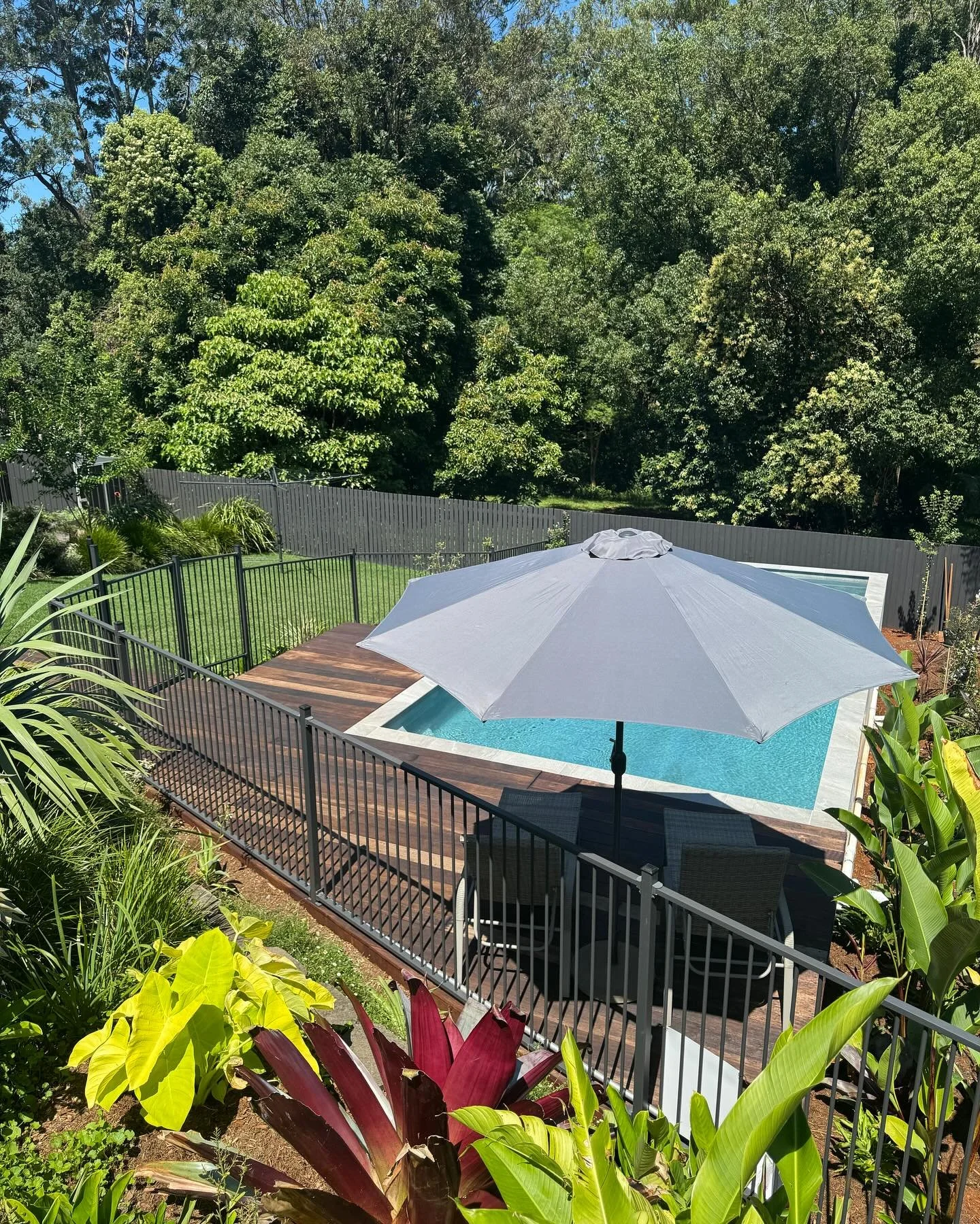 We love the way this backyard space turned out! 🌱

&bull; Curved hardwood pool deck 
&bull; Aluminum pool fencing
&bull; Zoysia turf on the lawn 
&bull; Perimeter slatted fencing in treated pine decking boards with 10mm spacing

Great to see another