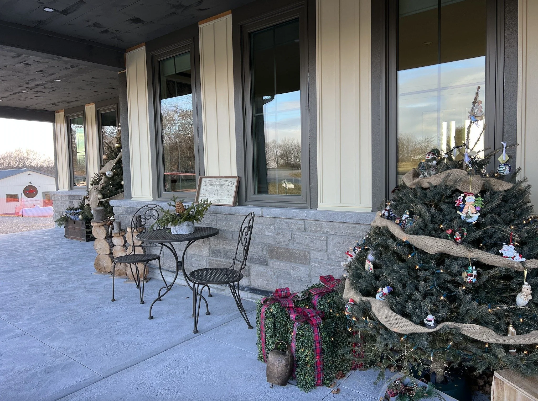 Step into a winter wonderland at The Carrolls Christmas Tree Farm! πβ¨ Our front entrance is adorned with festive cheer, inviting you to cozy up in our seating area surrounded by the magic of the season. π
π½β¨ #ChristmasMagic #TreeFarmJoy #festiveent