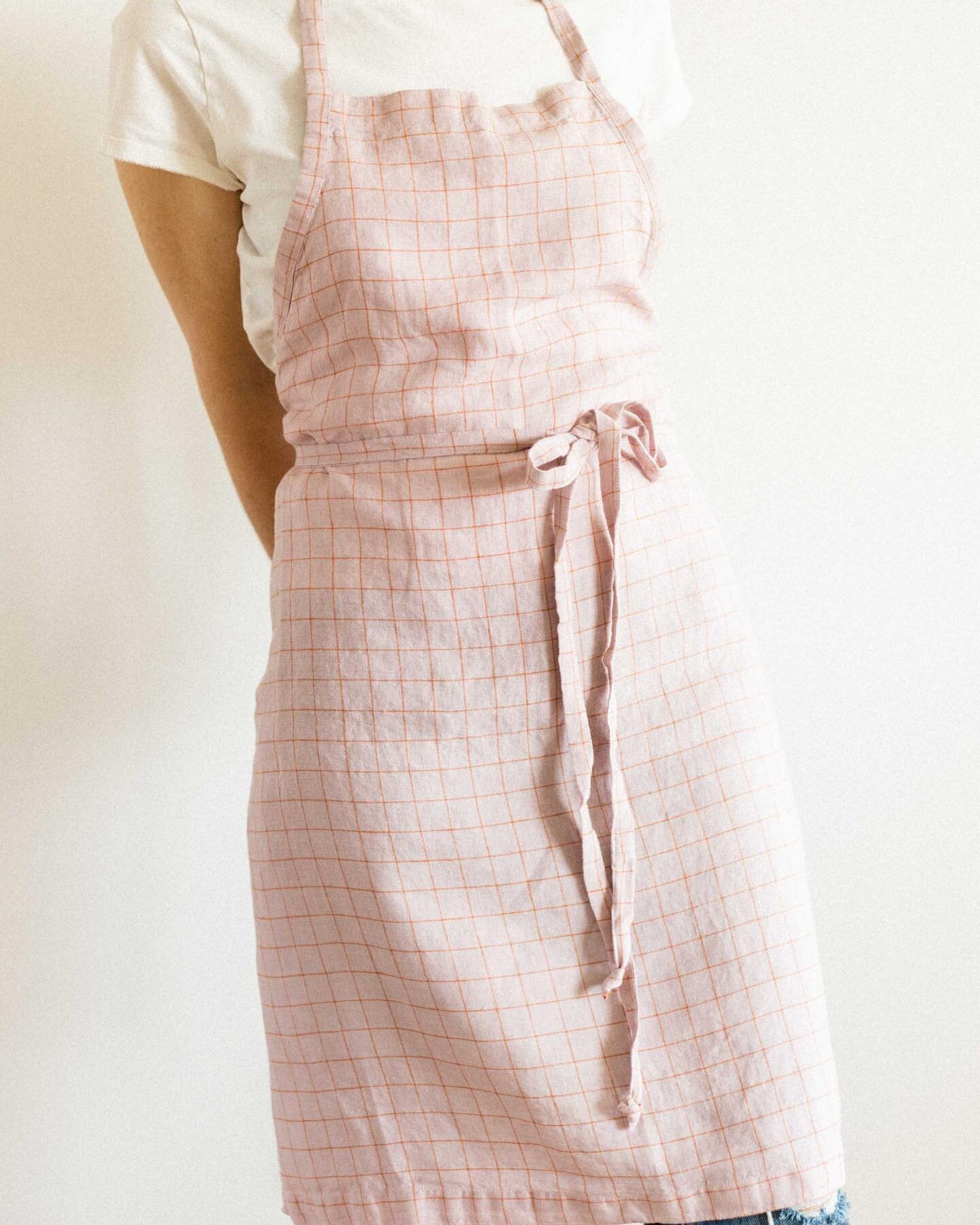 Pink linen apron with fine orange check and brass hardware. 

Shop link in profile.

#linen #linenapron #aprons #smallbatch #handmade #shopsmall #sourdough #baking #foodblogger #cooking #homemaker #homemaking #mothersday #giftsforbakers #mothersdaygi
