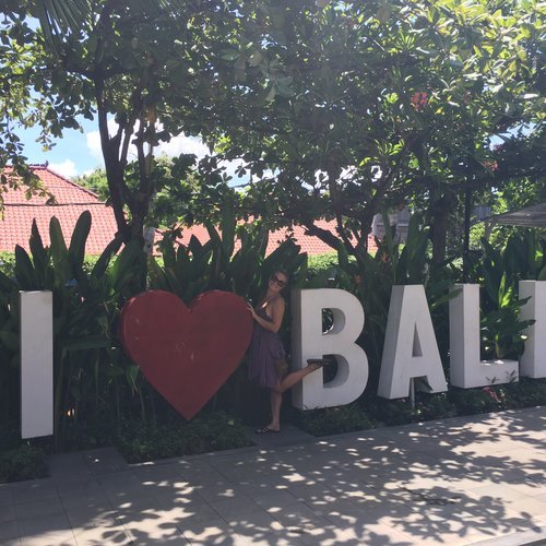 Lauren with I HEART Bali sign