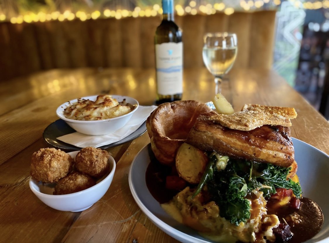 It's all gravy at the Mes baby!

Head down this Sunday and tuck into a selection of mouth watering meats, veggie and vegan alternatives all available on our Sunday Roast menu 🍴

Head over to our website and book in fast or email hello@mesmerist.pub 