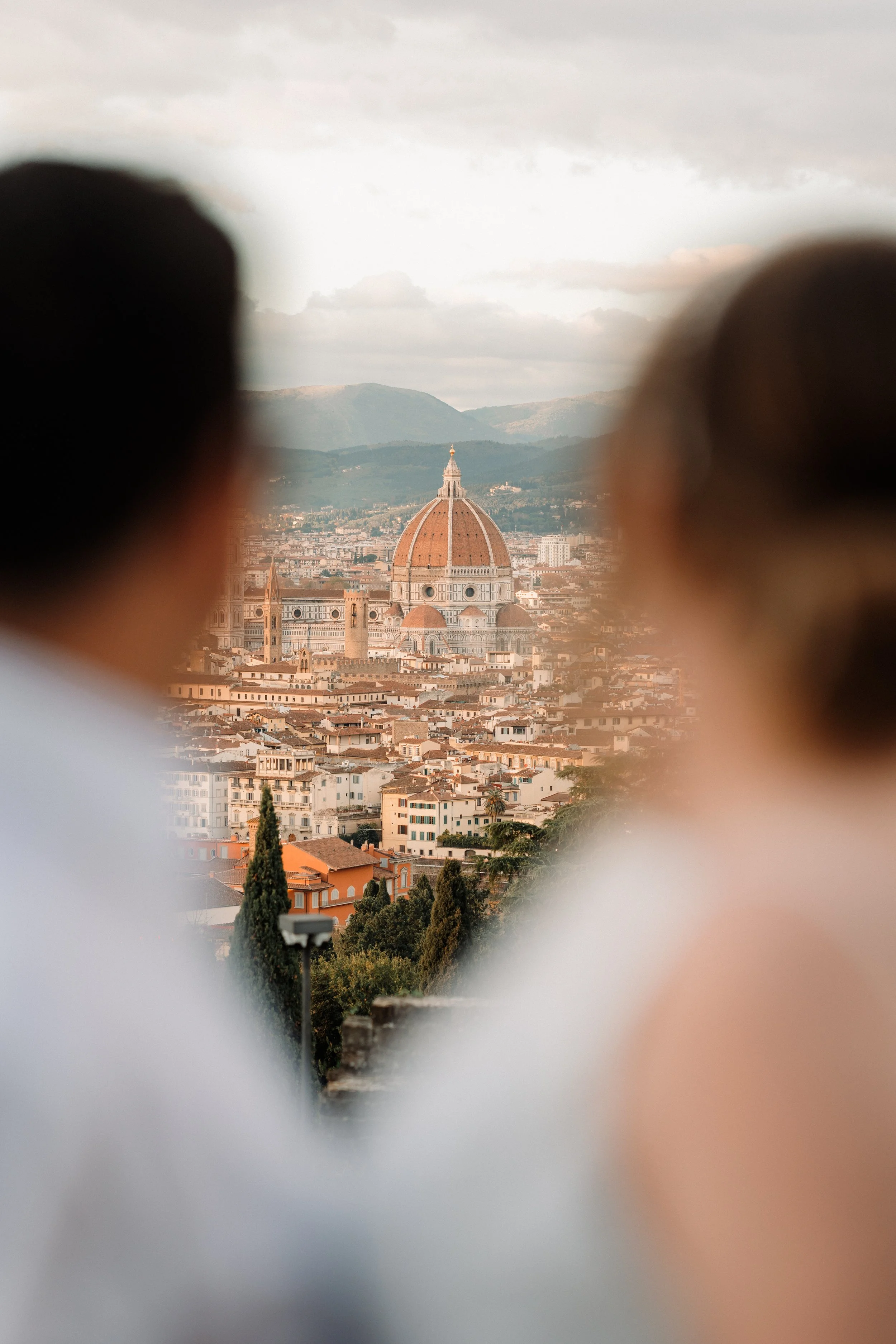 Per Firenze (Focus Architettura):  Luxury marriage proposal on a private terrace overlooking the Duomo of Florence. Editorial engagement session in Florence, Italy, by Giacomo Lai.