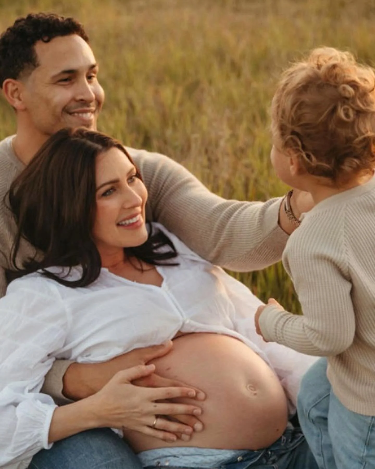 So honored to capture another special season for this sweet family!🌱

#familyphotographer #familyphotography #familyphotoshoot #maternityphotographer #maternityphotoshoot