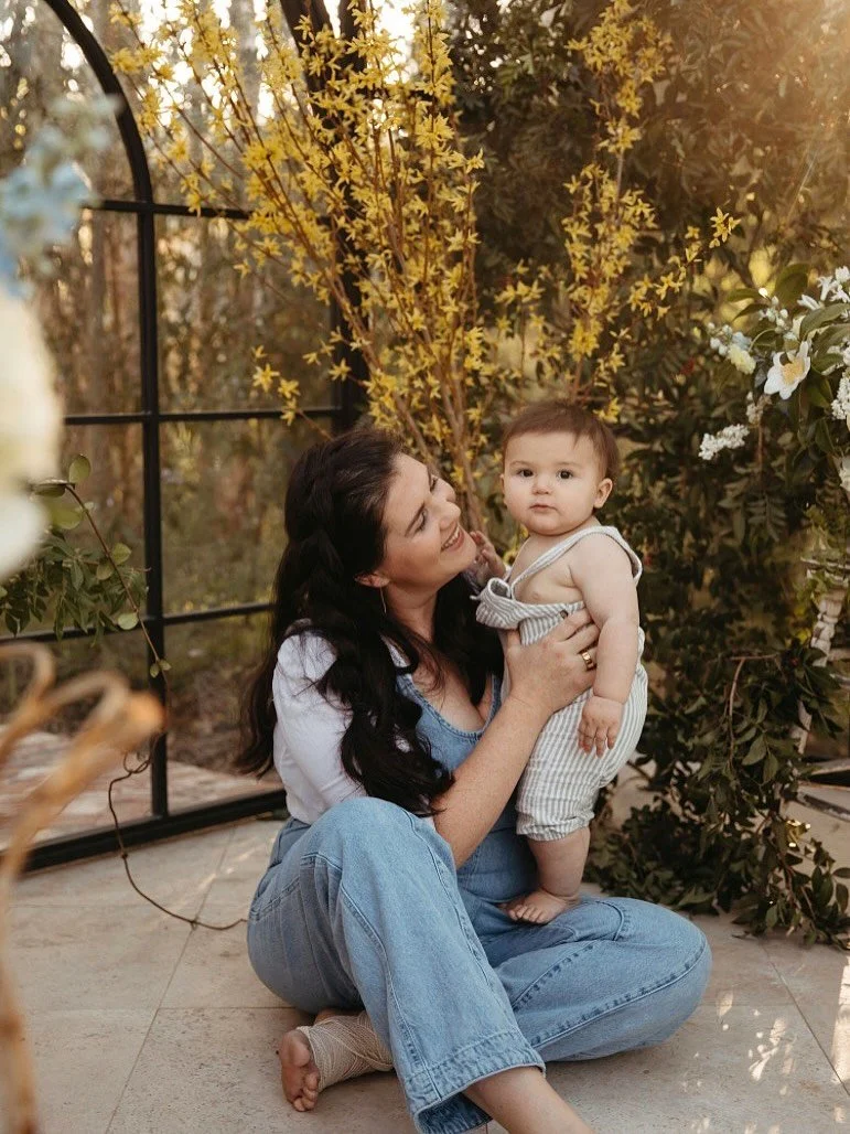 Spring is here and @europeangardenhouse is full of the sweetest little magic 🌿🐣

Calling all mama birds + your baby chicks 🤍
My Duckling in the Garden Minis are opening for booking 4/1 (and they will go so fast)!

Think soft spring light, a whimsi