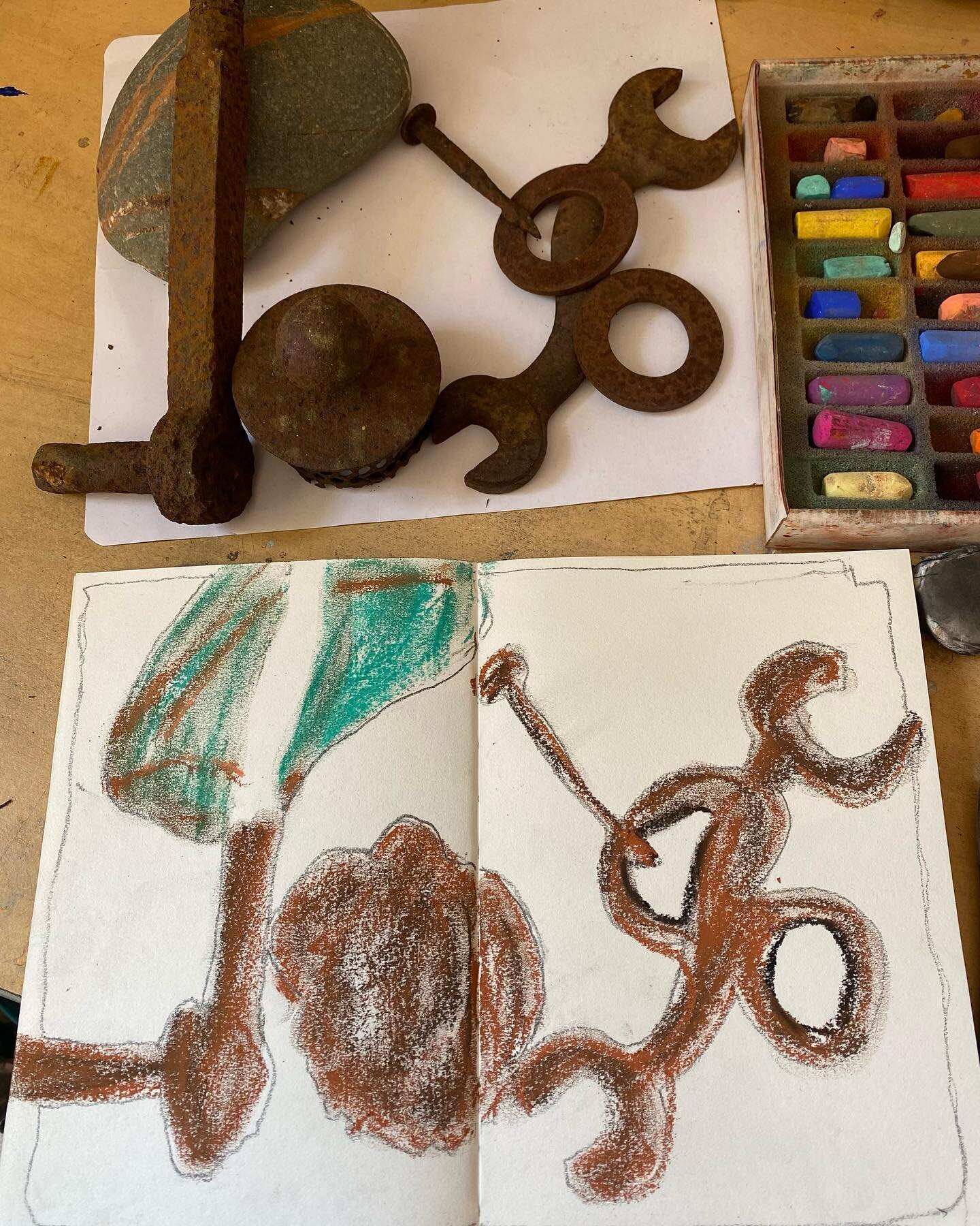 Day 21 #pureartsdailychallenge #practisingsimplicity #simplifying the task by #dailydrawing #fifteenminutes #morningsketching #negativespaces continues to fascinate #senneliersoftpastels #rustycollection