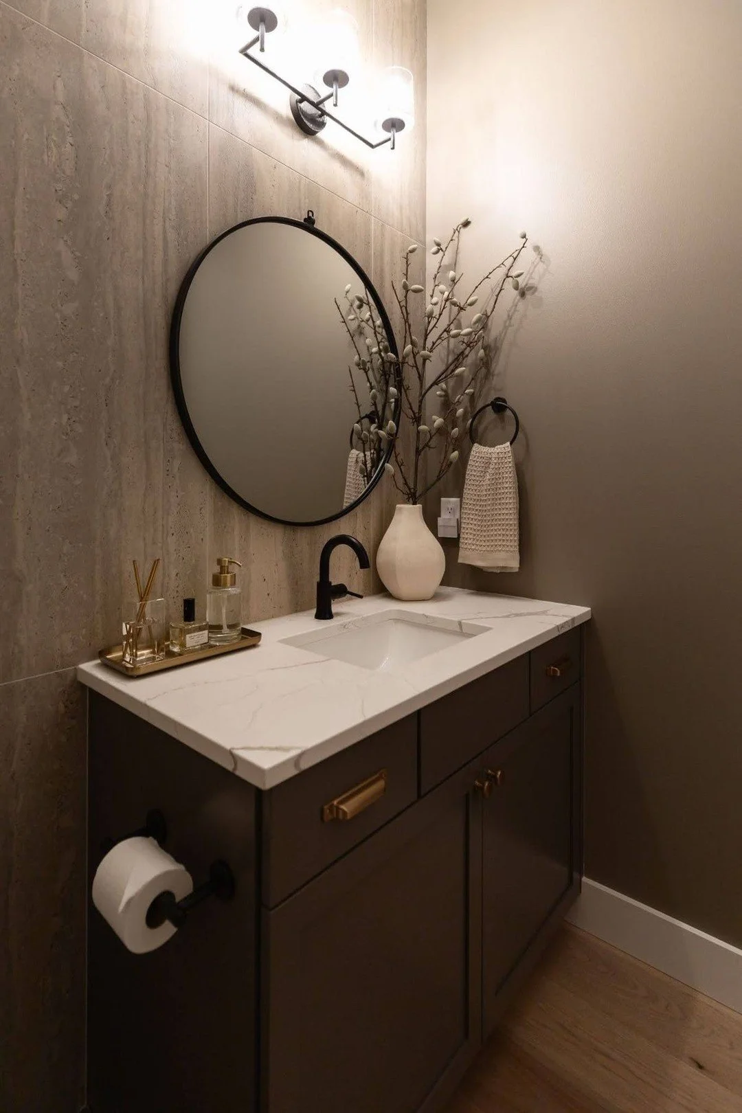 A small powder room with a quiet sense of drama. Warm textures, moody cabinetry, soft lighting, and simple styling make the space feel elevated without trying too hard.

📷: @lifecreated

#InteriorDesign #HomeInspiration #HomeDesign #ArizonaInteriors