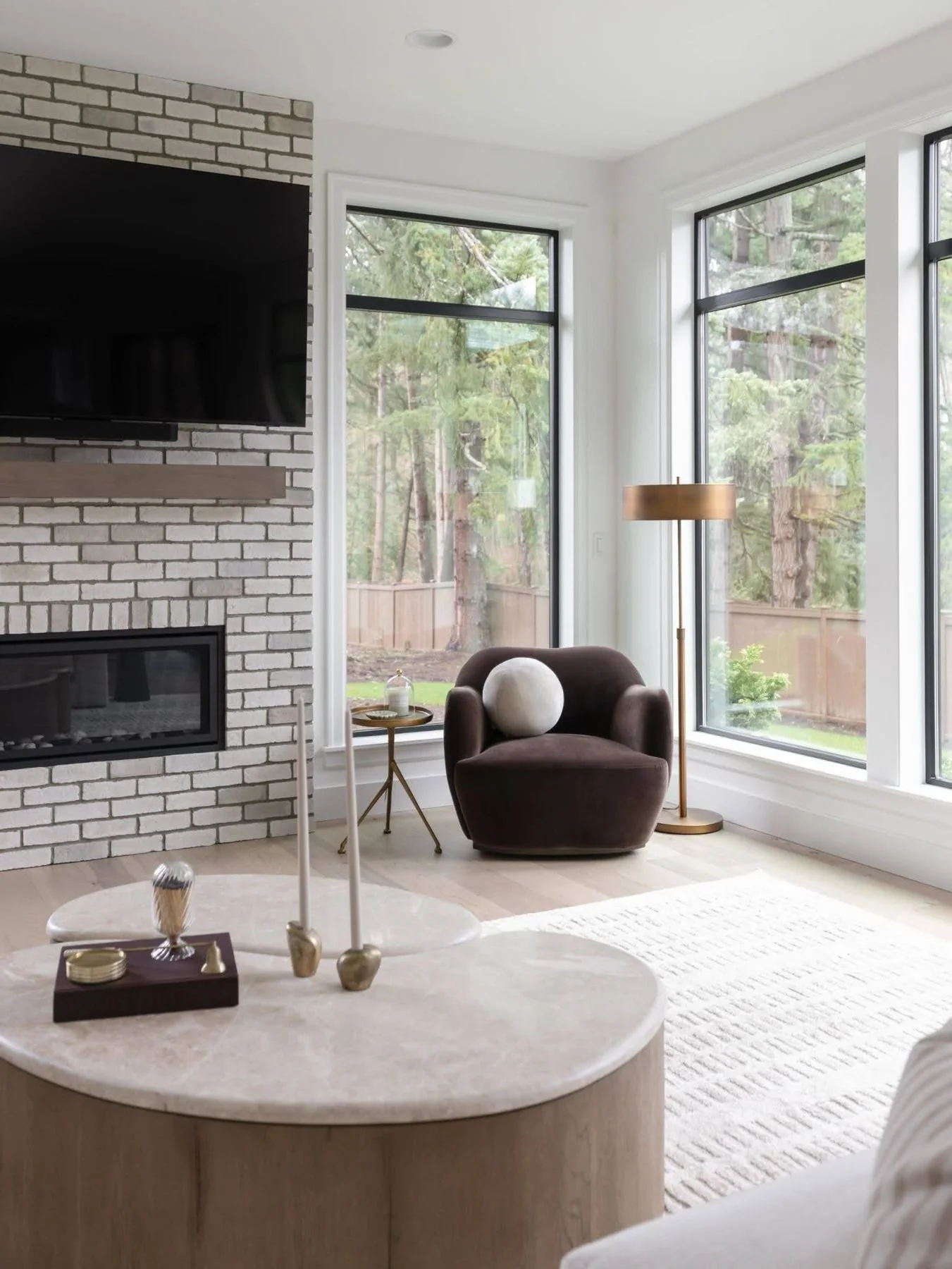 A family room that feels collected, layered, and lived in. From the rich mix of textures and finishes to the thoughtful pops of color woven throughout, every detail works together to create a space that feels both elevated and inviting.

📷: @lifecre