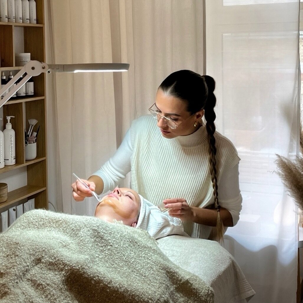 👉🏼 HUSK HUSK HUSK 😌

Der er alts&aring; en verden til forskel n&aring;r det handler om hvad vores hud har brug for. Alle der d&oslash;jer med akne har n&oslash;dvendigvis ikke brug for samme serum, behandling eller ingredienser - liges&aring; vel 