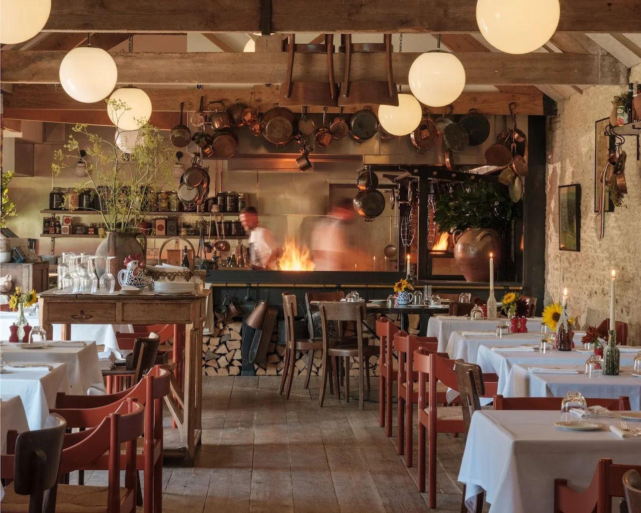 Experience the flavours of Italy at Da Costa next to Hauser & Wirth in Bruton. Enjoy traditional antipasti, homemade pasta and seasonal dishes made with local ingredients. (11.9 miles/23 mins)