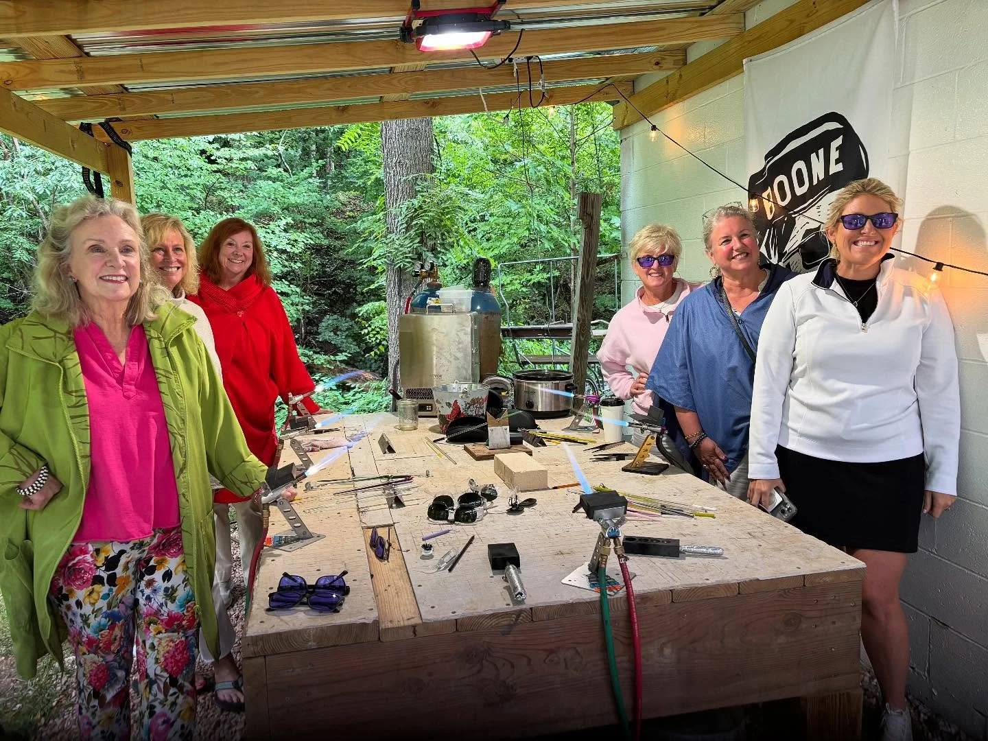 Want to learn to work with #glass ? Book your #glassclass today and leave with something you made,
visit www.booneblown.com to reserve your spot!
.
.
.
.
.
.
.
#glass #glassclass #marble #paperweight #lampworking #torch #lampwork #beadwork #boone #bo