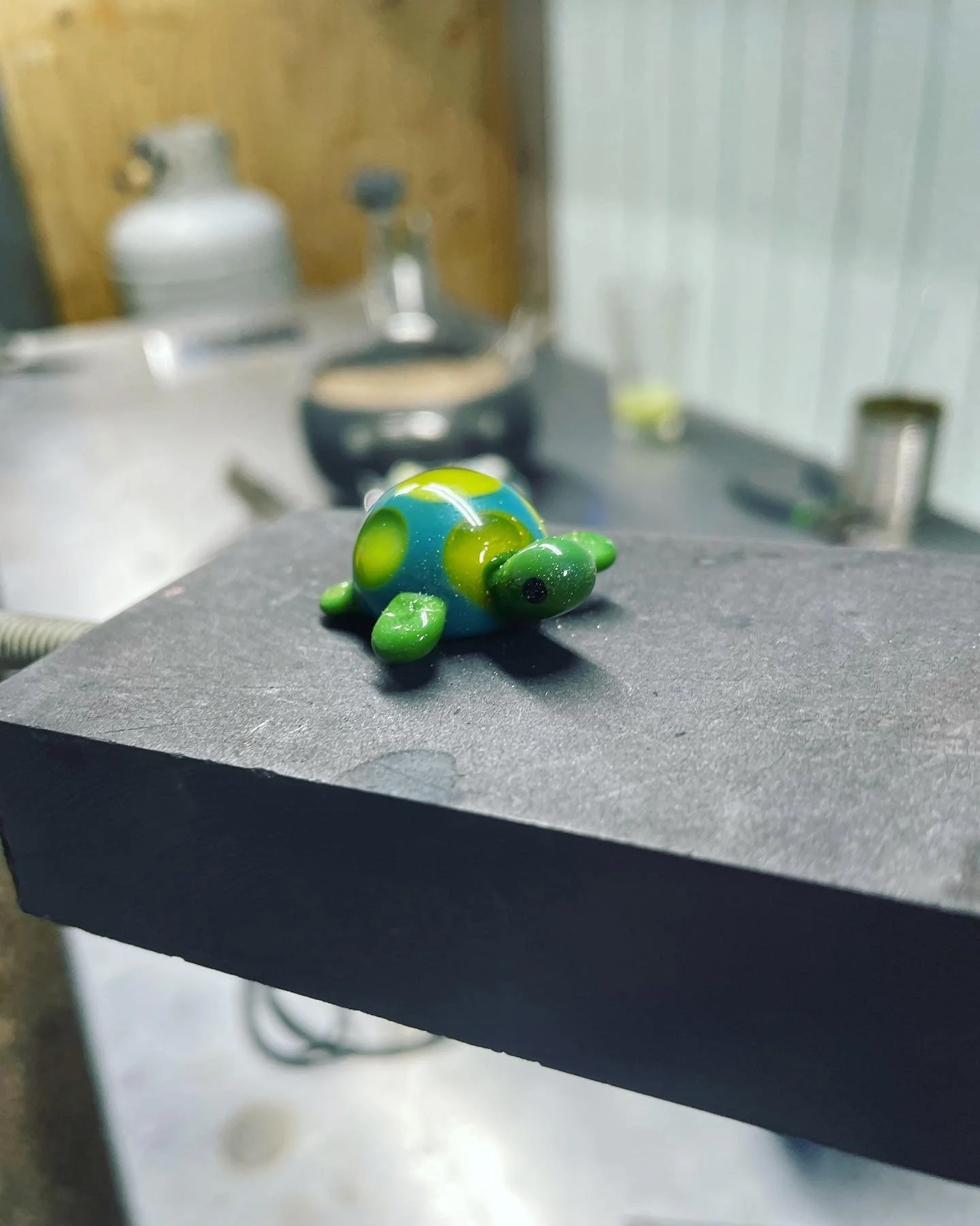 Come learn to make your favorite animal out our your favorite colors at Boone Blown visit www.booneblown.com to Book your class today!

#glass #borosilicate #boro #glassart #glassclass #glassartist #glassartwork #lampwork #flameworking #bestofglass #