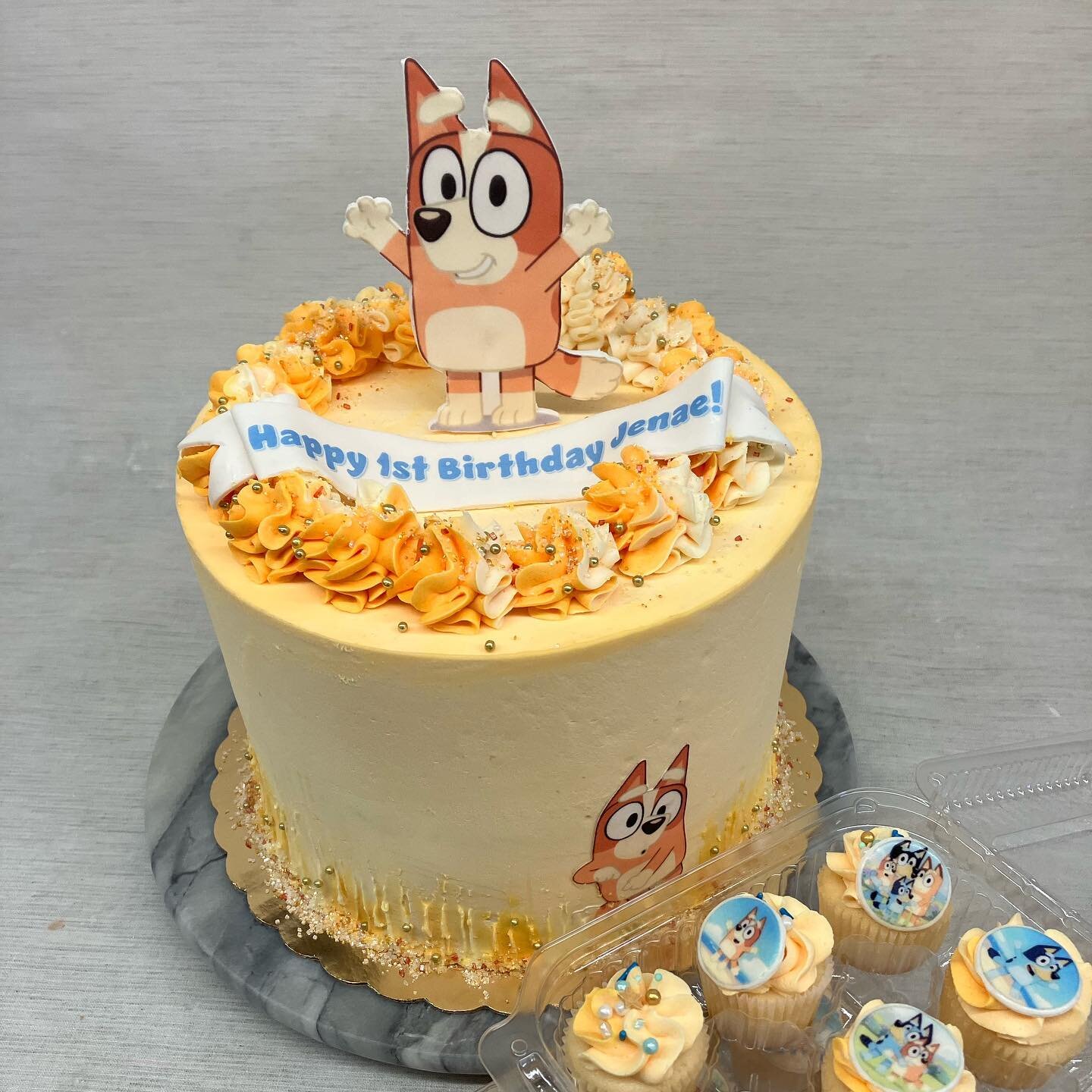 6&rdquo; themed cake with added on two dozen mini cupcakes.

https://www.sweetandshiny.com/shop-landing

Tag someone that needs to know! 
#sweetandshiny 
#shoplocal
#shopnow