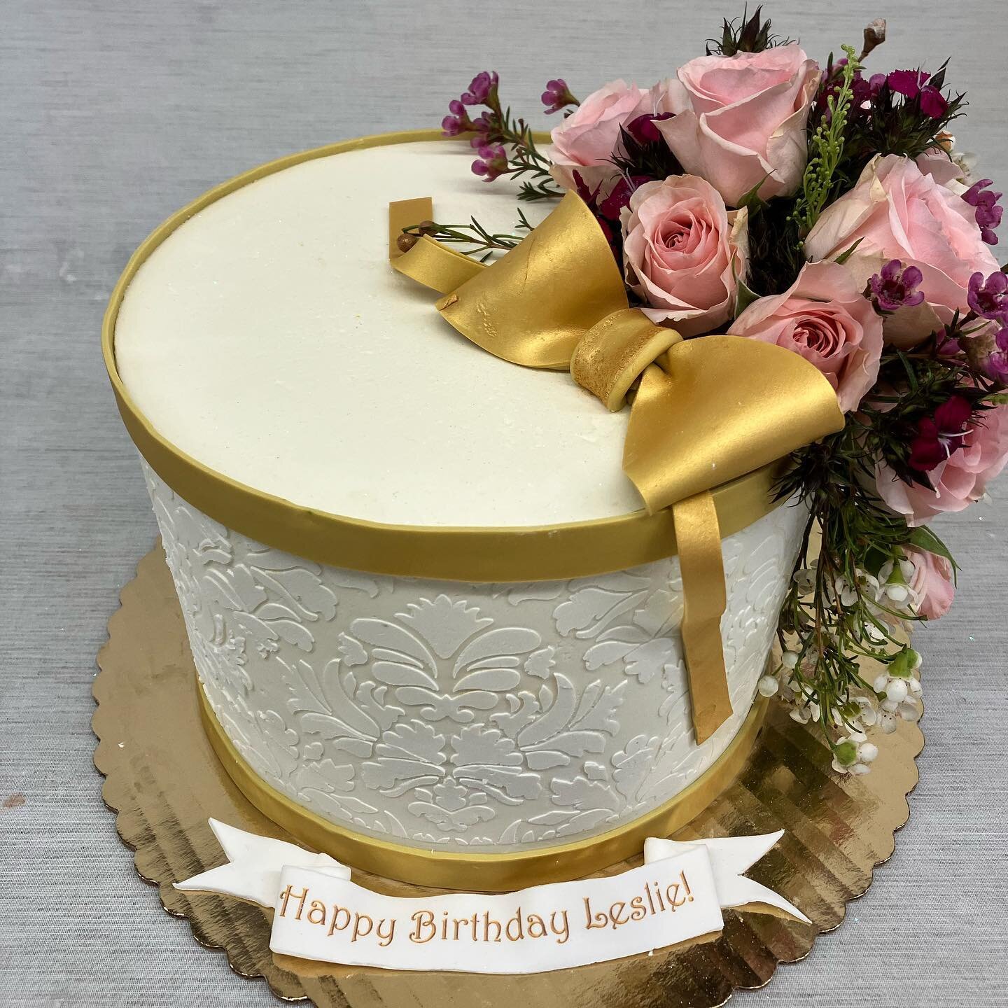 Simple and elegant buttercream cake with fresh flowers 💐 🎂

#sweetandshiny
