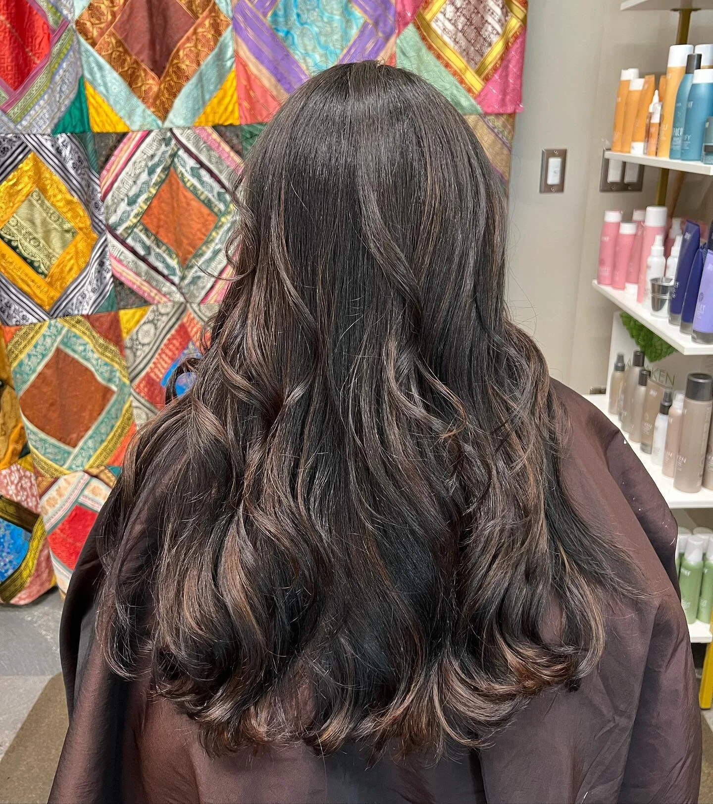 Lightening doesn&rsquo;t always mean blonding 🌞
..How I added dimension to this rich brunette 
✨base 3N:4N:20vol eca 
✨lifted w/ @surfacehairhealth NEW Charcoal lightener 1:2 30vol eca
✨glaze 5na:7na:00:7vol eca
✨styled Bassu oil &amp; Curls smoothi