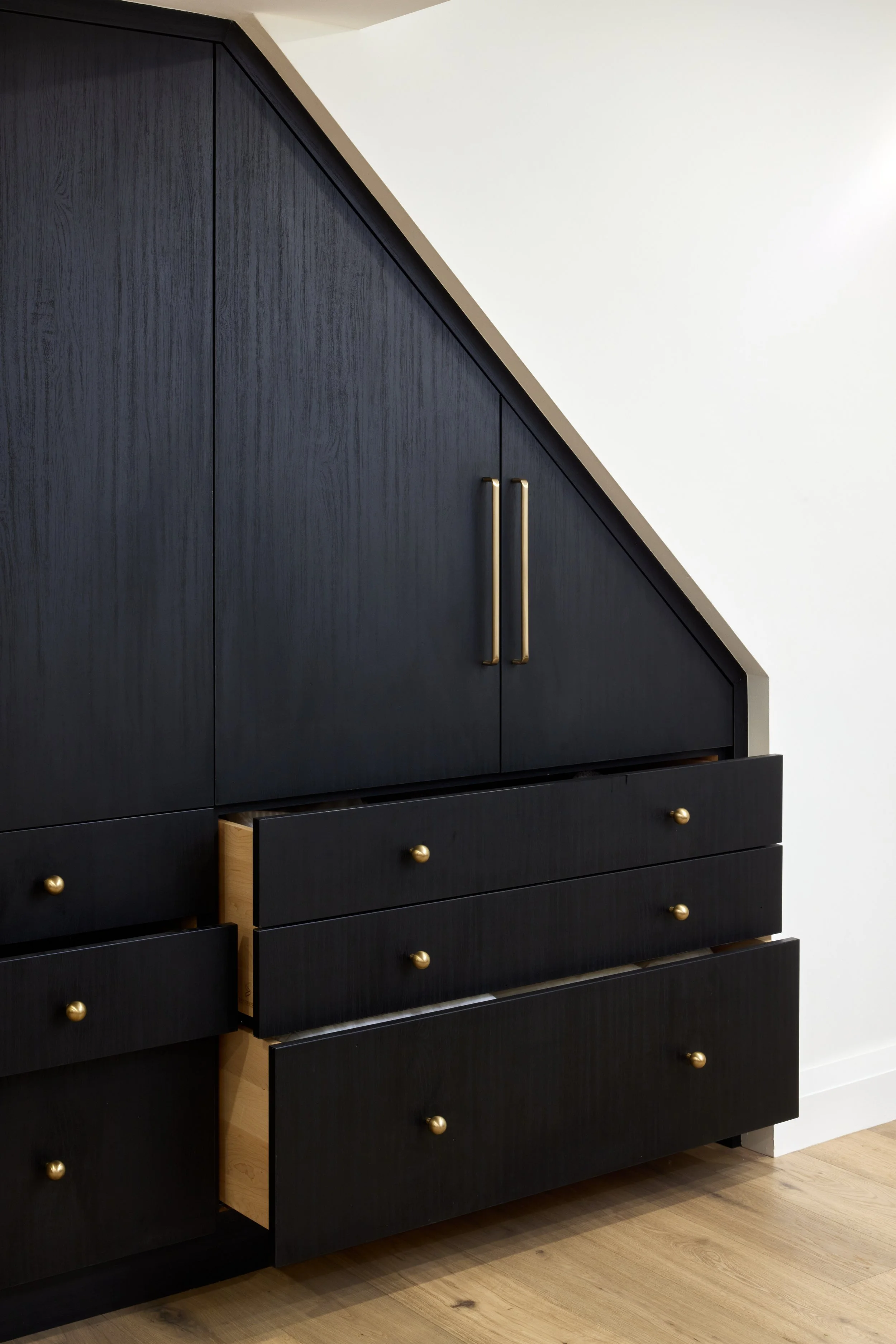 At Seif Designs, we offer top-quality kitchen renovation services around the GTA, mississauga, Oakville. Our experienced team collaborates with you to create a kitchen that meets your unique style and needs. From initial design to final installation,