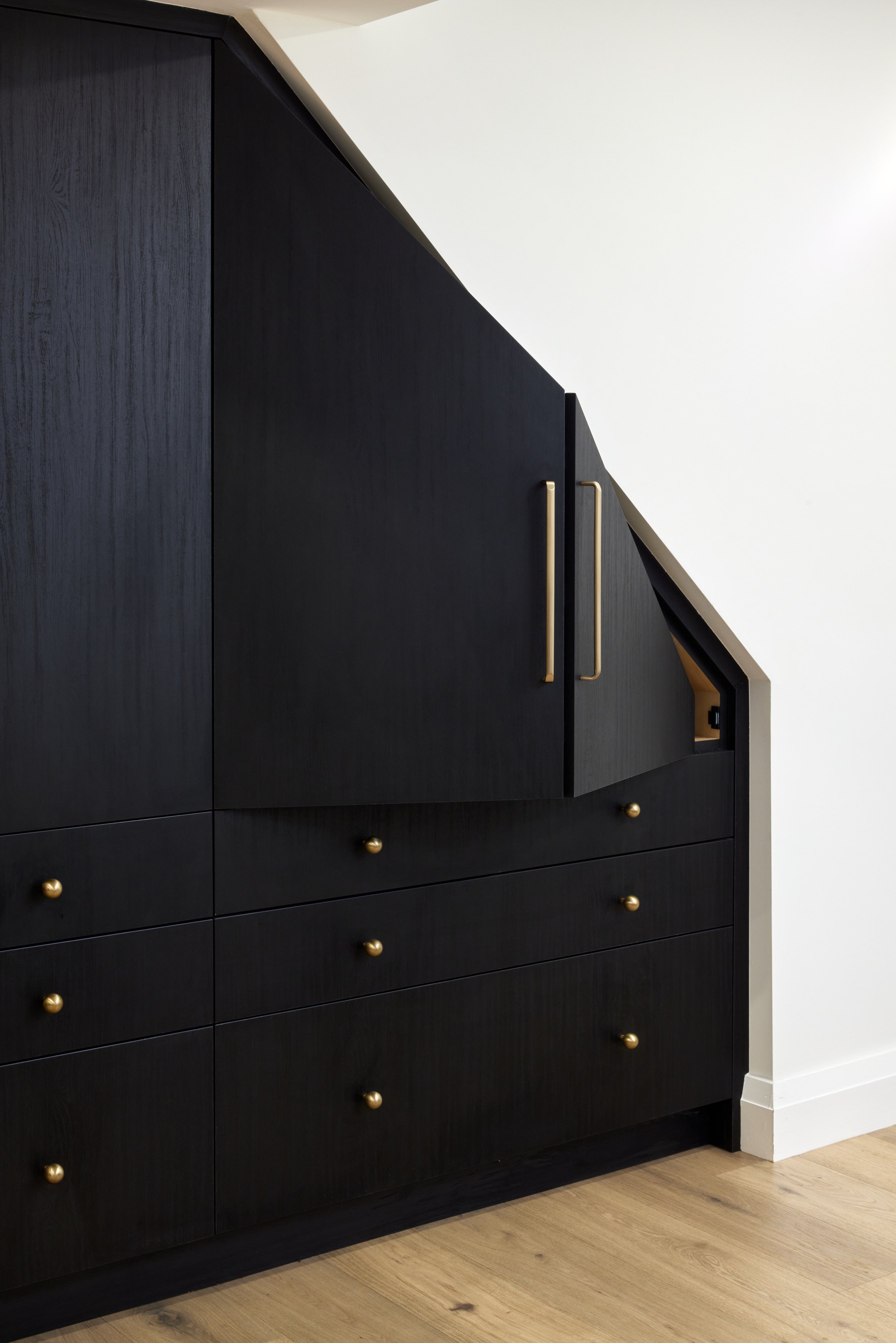 At Seif Designs, we offer top-quality kitchen renovation services around the GTA, mississauga, Oakville. Our experienced team collaborates with you to create a kitchen that meets your unique style and needs. From initial design to final installation,