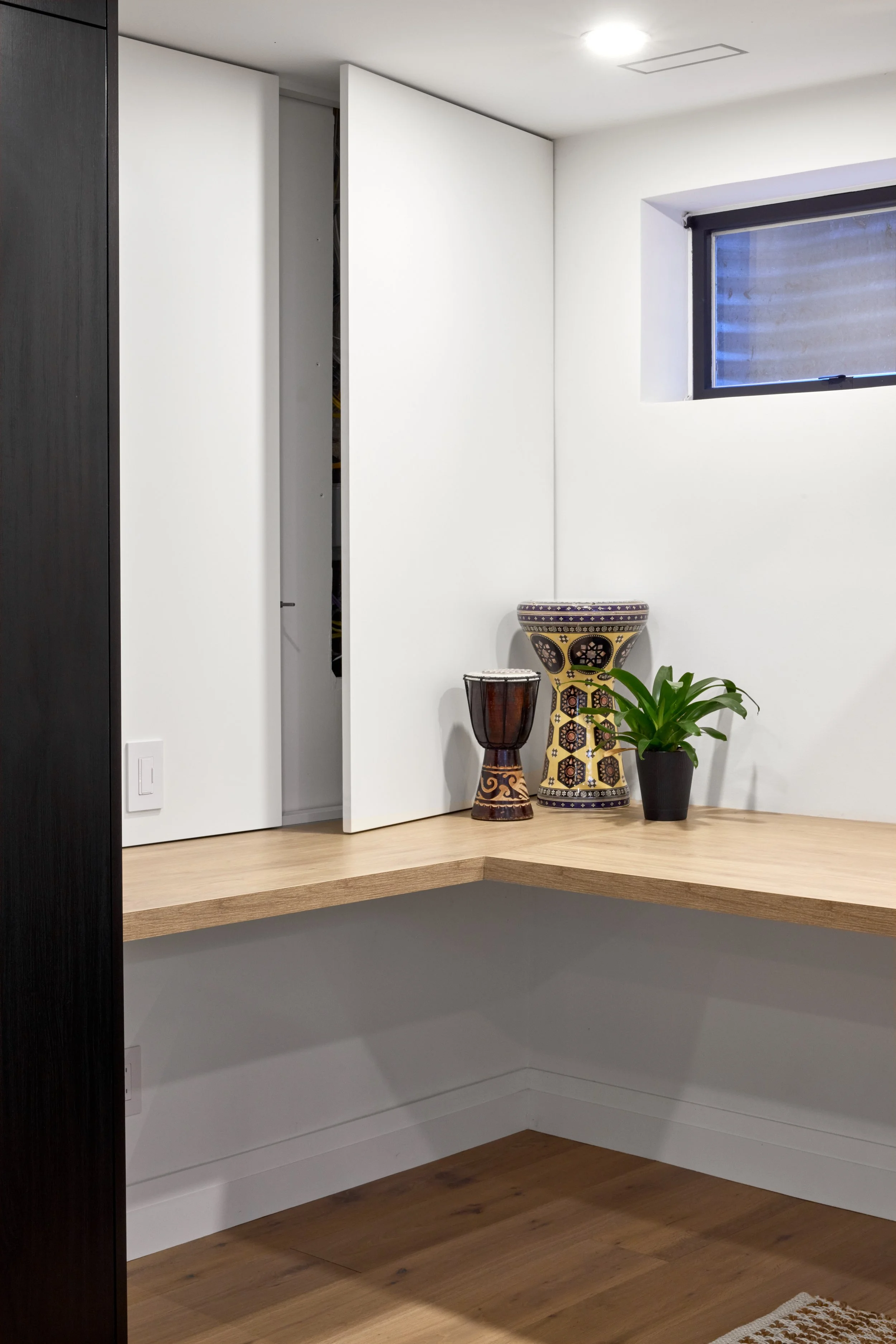 At Seif Designs, we offer top-quality kitchen renovation services around the GTA, mississauga, Oakville. Our experienced team collaborates with you to create a kitchen that meets your unique style and needs. From initial design to final installation,