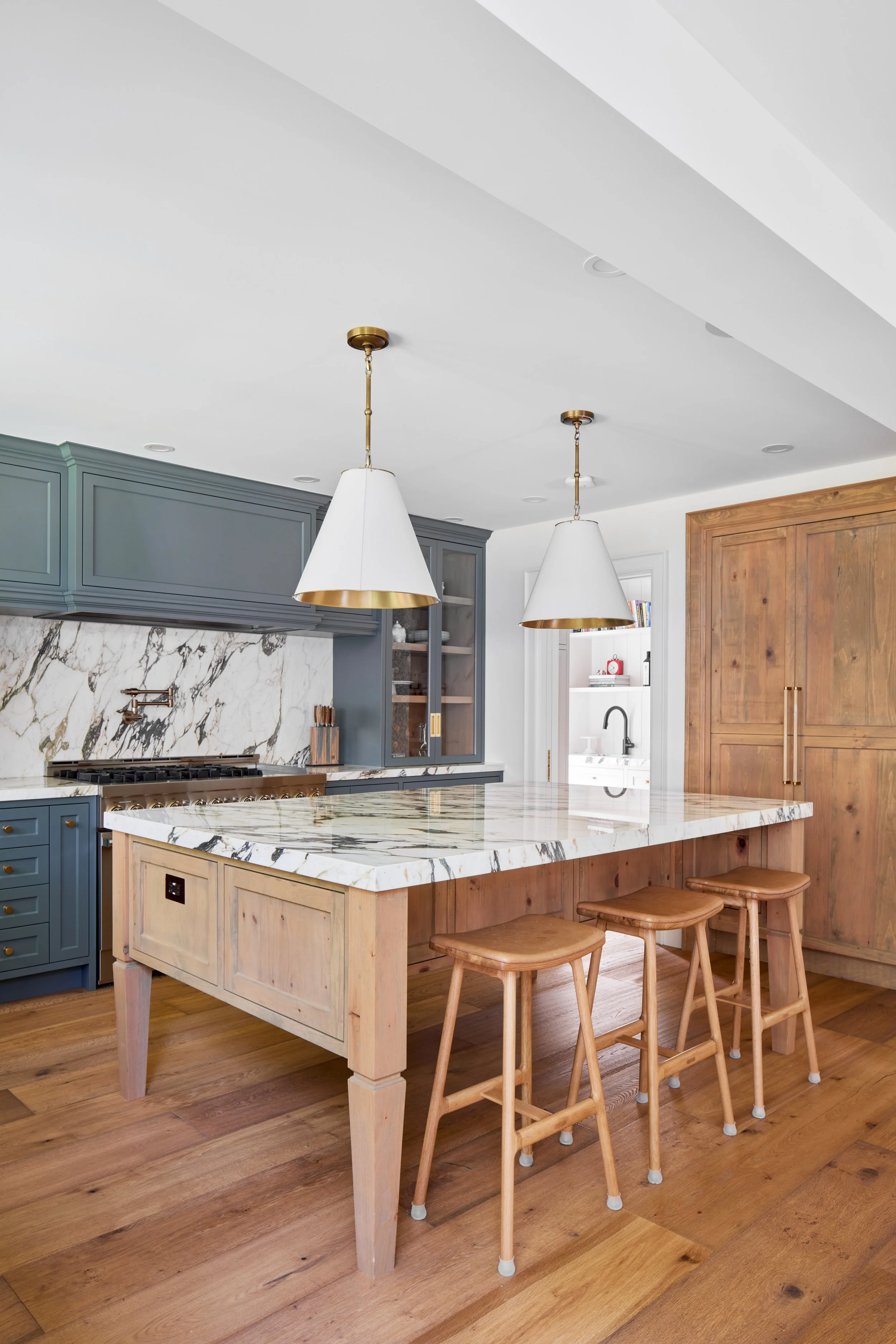 High-end custom modern kitchen in Mississauga, Oakville and Toronto, Ontario. Features trends color for 2024, luxurious gold hardware, and a marble countertop. Serving millwork and cabinetry accross GTA. 