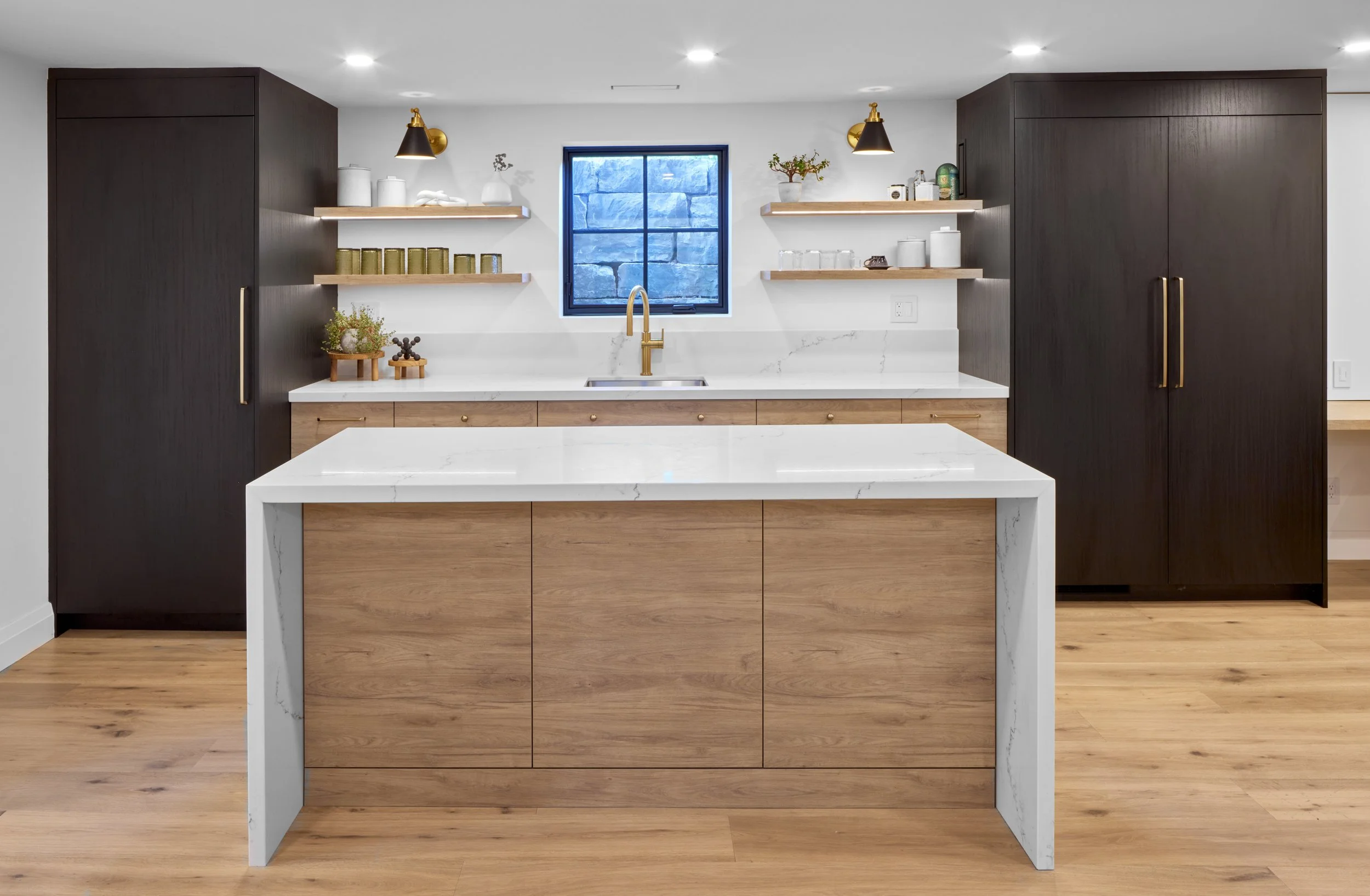Modern basement kitchen, kitchen cabinets Mississauga, interior design. shop near me, Recommended popular renovation designer near me. Modern basement kitchen features natural wood cabinets and black accents, creating a sleek, contemporary look. The 