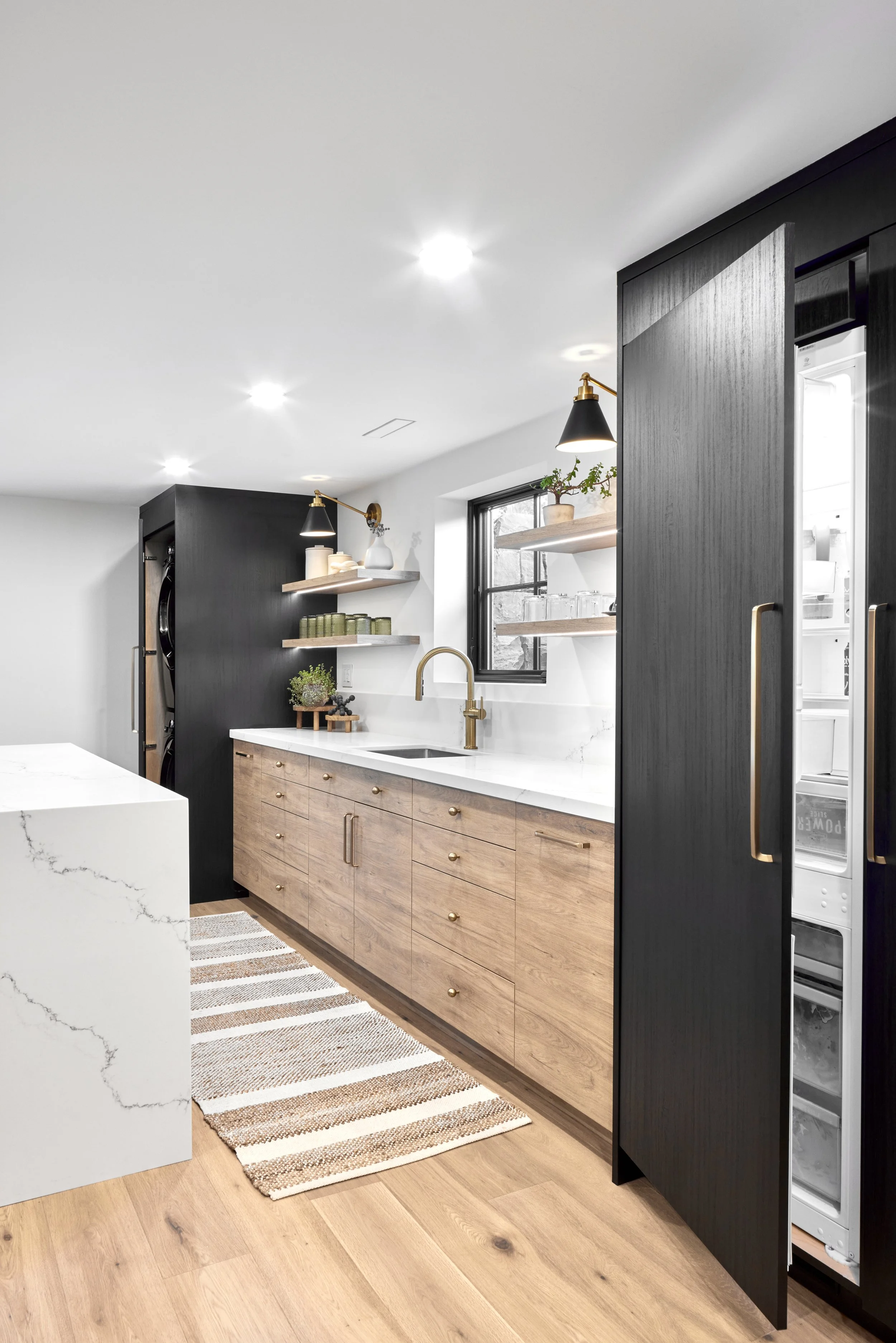 Modern basement kitchen, kitchen cabinets Mississauga, interior design. shop near me, Recommended popular renovation designer near me. Modern basement kitchen features natural wood cabinets and black accents, creating a sleek, contemporary look. The 