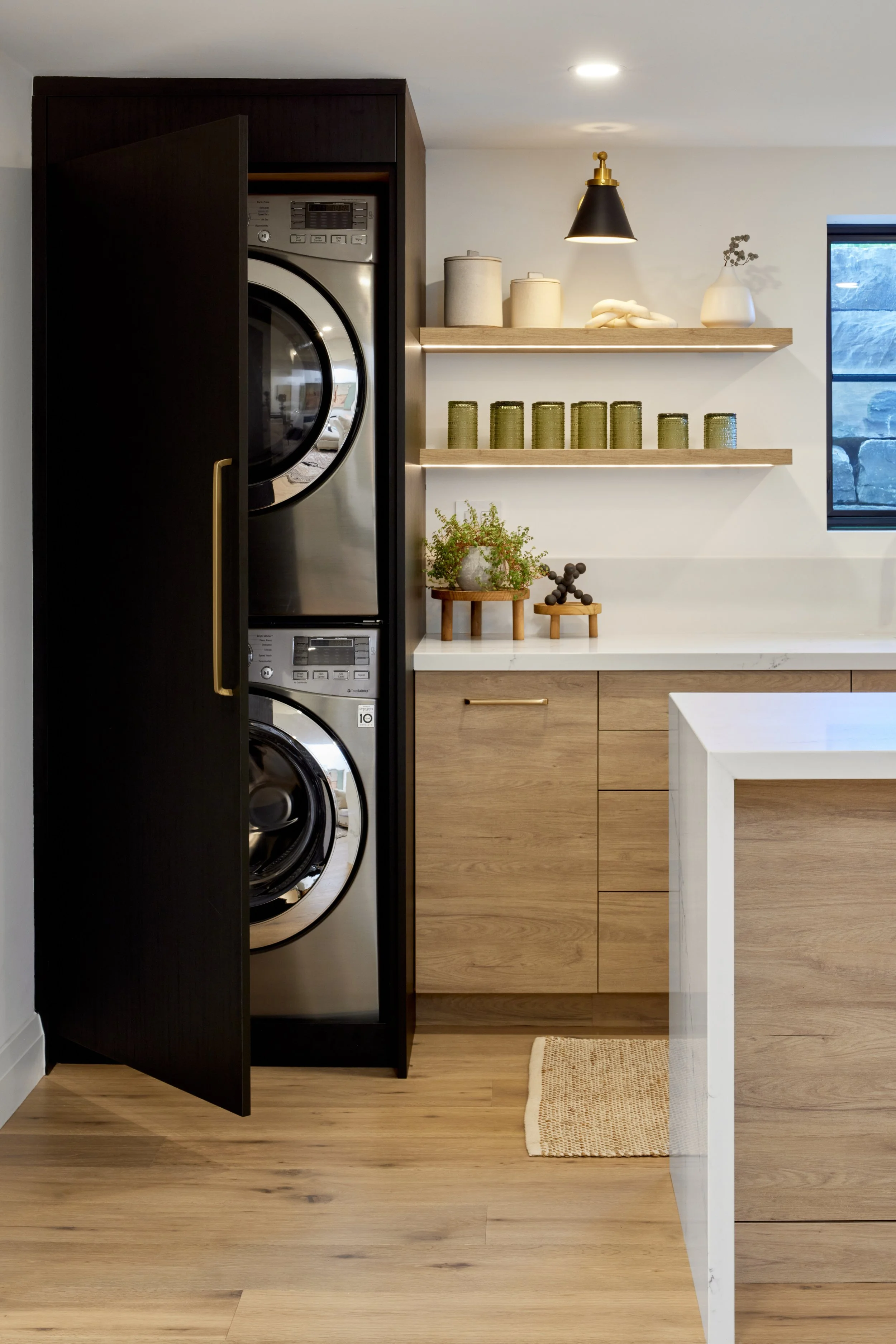 Modern basement kitchen, kitchen cabinets Mississauga, interior design. shop near me, Recommended renovation designer near me.  This modern basement kitchen cleverly features hidden appliances, like the washing machine and refrigerator, seamlessly in