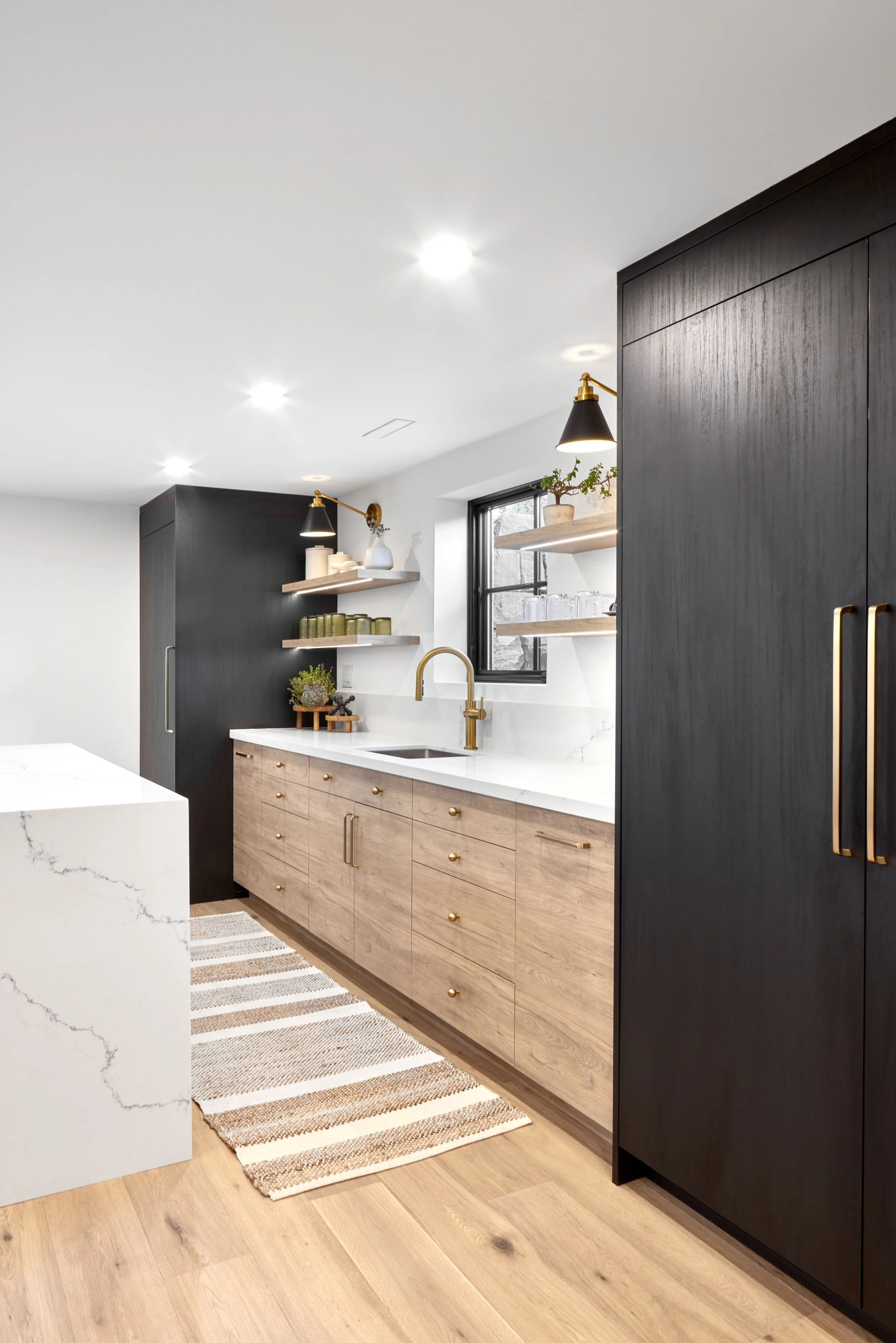 Modern basement kitchen, kitchen cabinets Mississauga, interior design. shop near me, Recommended popular renovation designer near me. Modern basement kitchen features natural wood cabinets and black accents, creating a sleek, contemporary look. The 