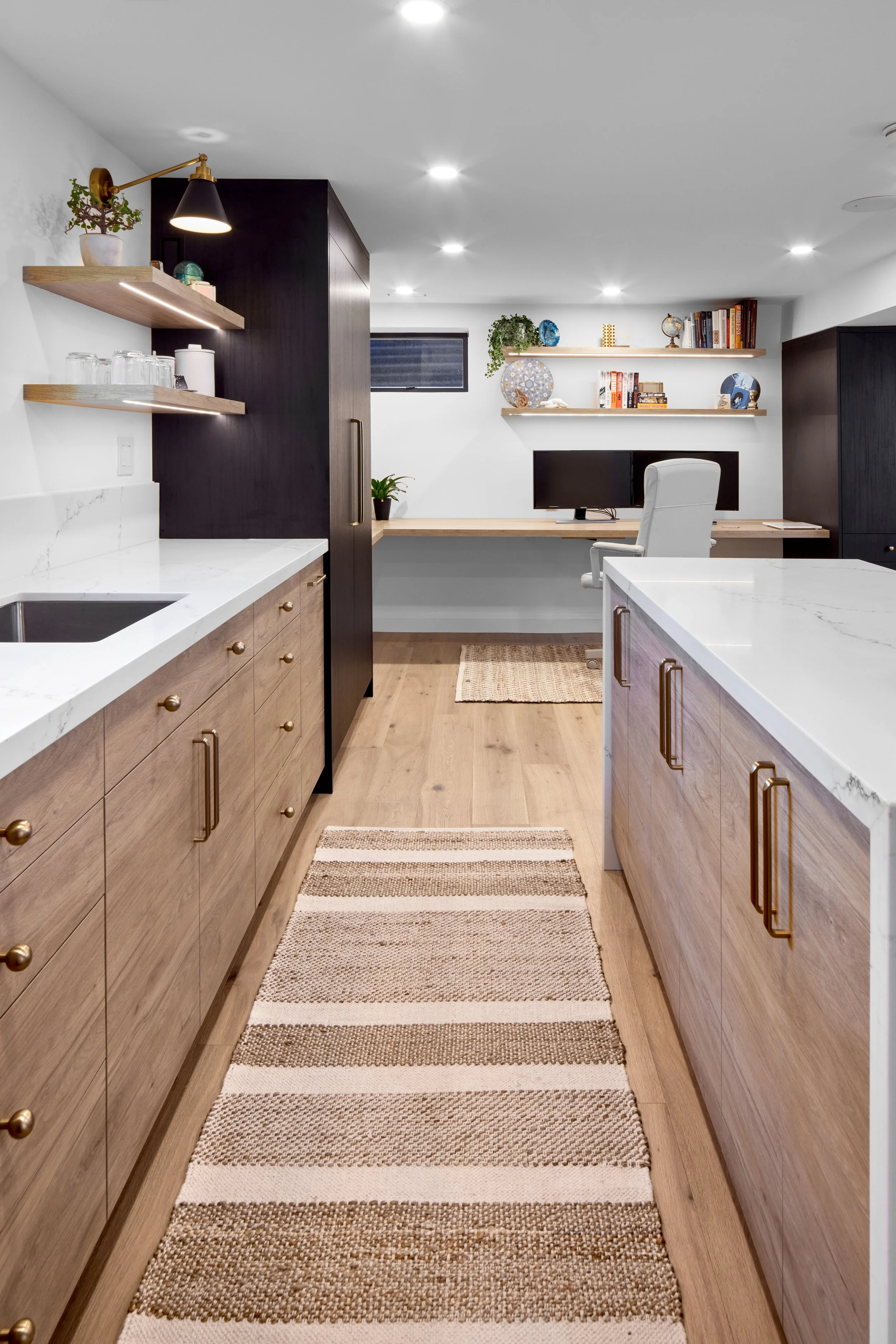 Modern basement kitchen, kitchen cabinets Mississauga, interior design. shop near me, Recommended popular renovation designer near me. Modern basement kitchen features natural wood cabinets and black accents, creating a sleek, contemporary look. The 