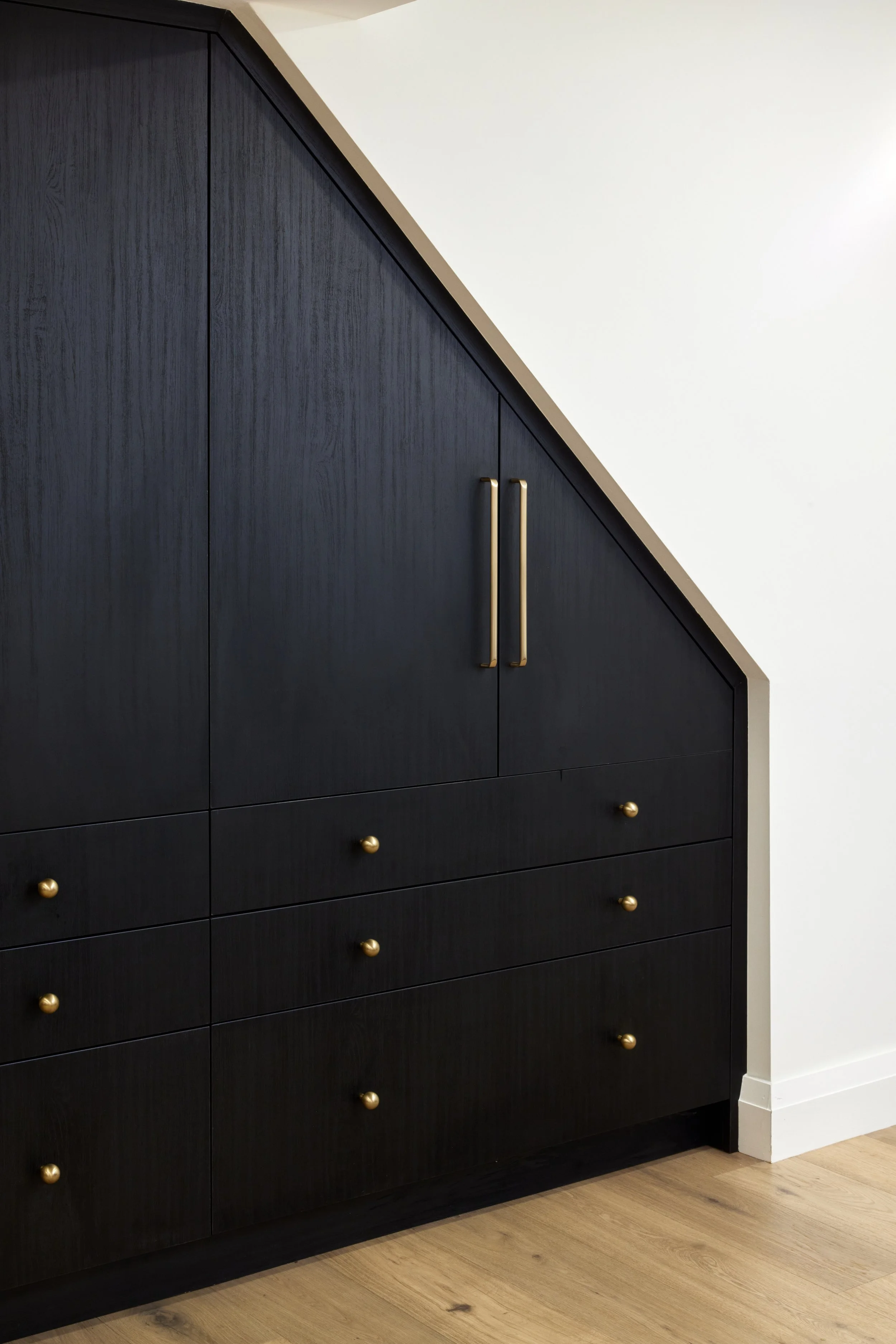 At Seif Designs, we offer top-quality kitchen renovation services around the GTA, mississauga, Oakville. Our experienced team collaborates with you to create a kitchen that meets your unique style and needs. From initial design to final installation,