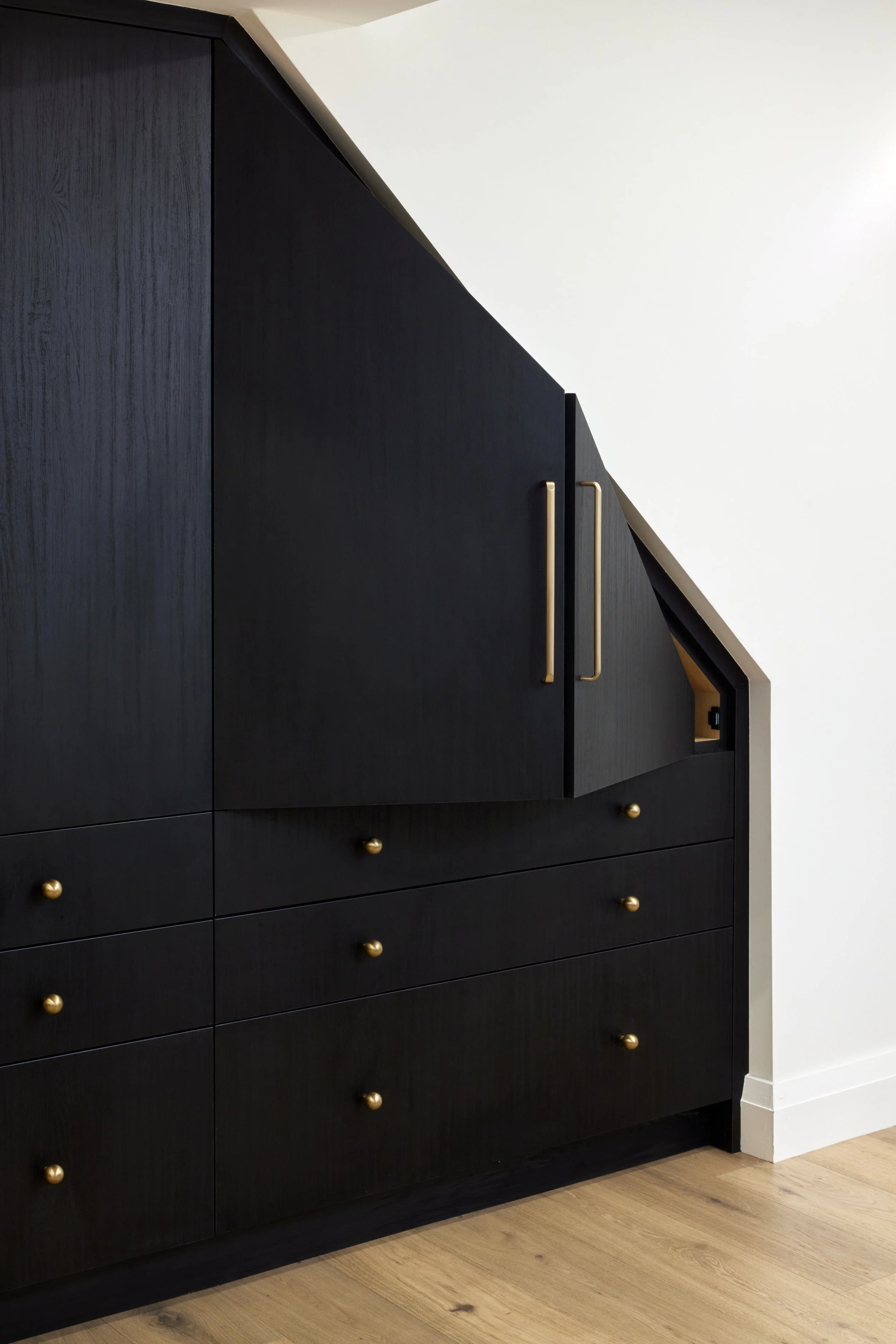 At Seif Designs, we offer top-quality kitchen renovation services around the GTA, mississauga, Oakville. Our experienced team collaborates with you to create a kitchen that meets your unique style and needs. From initial design to final installation,
