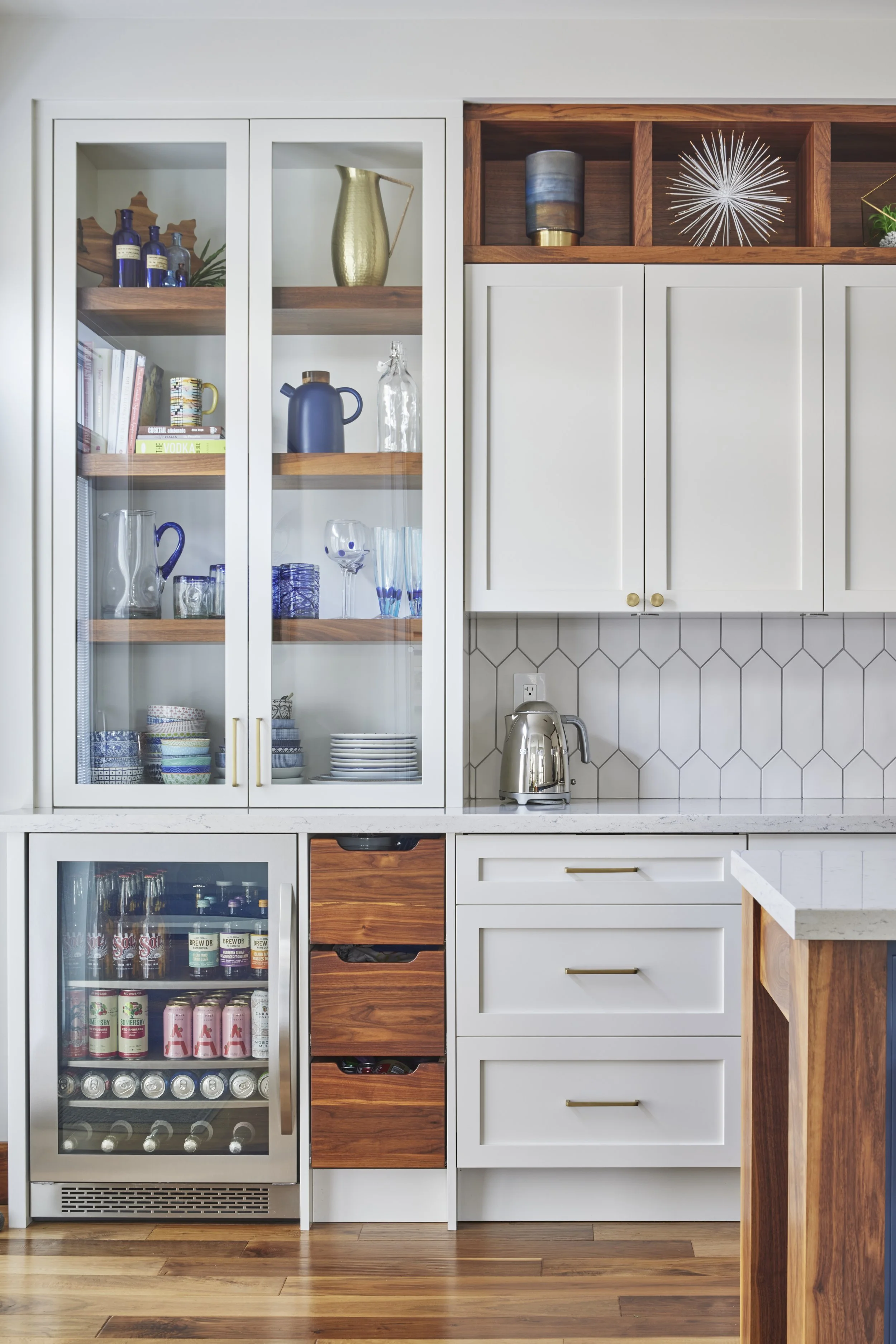 Transform your kitchen with Seif Designs, the leading custom cabinet maker in the GTA. Specializing in home renovations in Burlington, Oakville, and Mississauga, we offer bespoke cabinetry and millwork tailored to your needs. This stunning kitchen sh