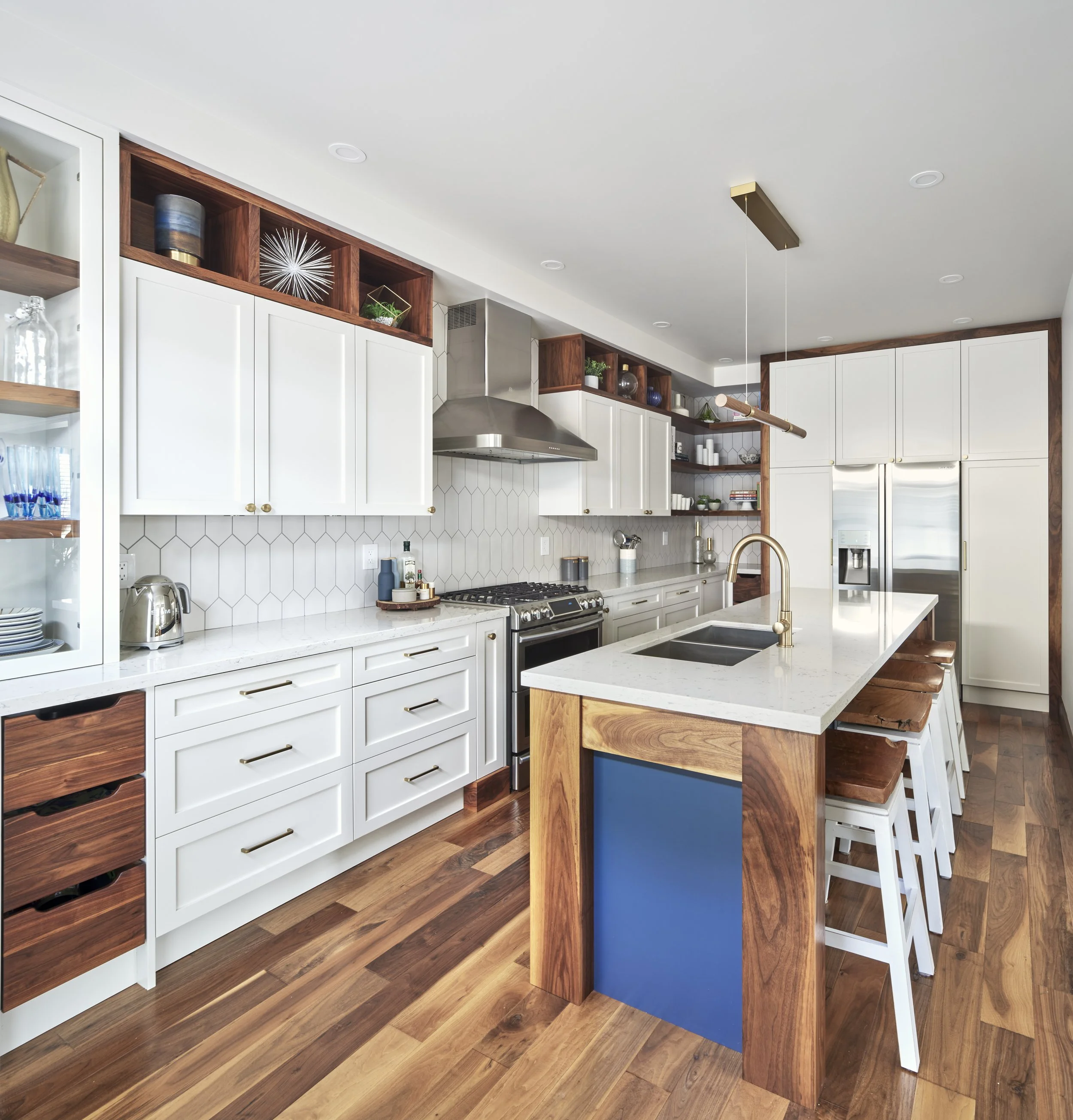 Transform your kitchen with Seif Designs, the leading custom cabinet maker in the GTA. Specializing in home renovations in Burlington, Oakville, and Mississauga, we offer bespoke cabinetry and millwork tailored to your needs. This stunning kitchen sh
