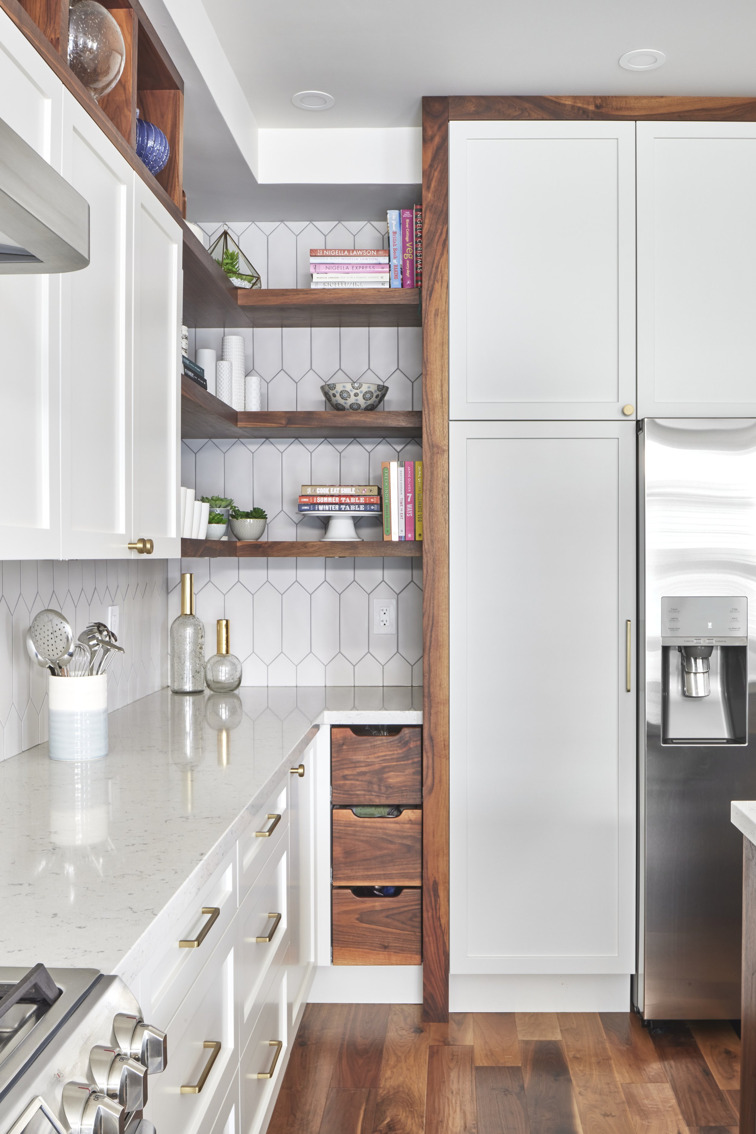 Transform your kitchen with Seif Designs, the leading custom cabinet maker in the GTA. Specializing in home renovations in Burlington, Oakville, and Mississauga, we offer bespoke cabinetry and millwork tailored to your needs. This stunning kitchen sh