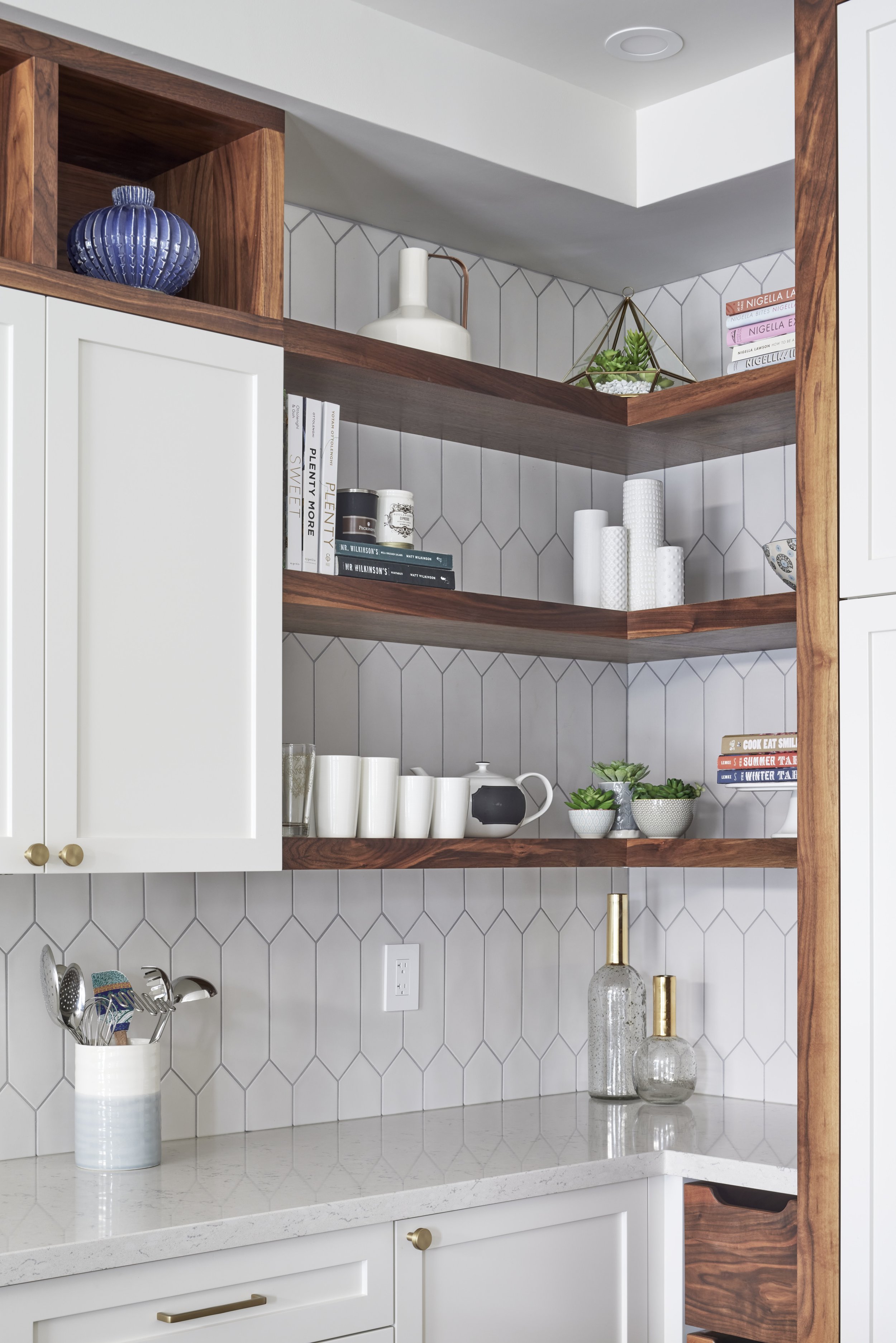 Transform your kitchen with Seif Designs, the leading custom cabinet maker in the GTA. Specializing in home renovations in Burlington, Oakville, and Mississauga, we offer bespoke cabinetry and millwork tailored to your needs. This stunning kitchen sh