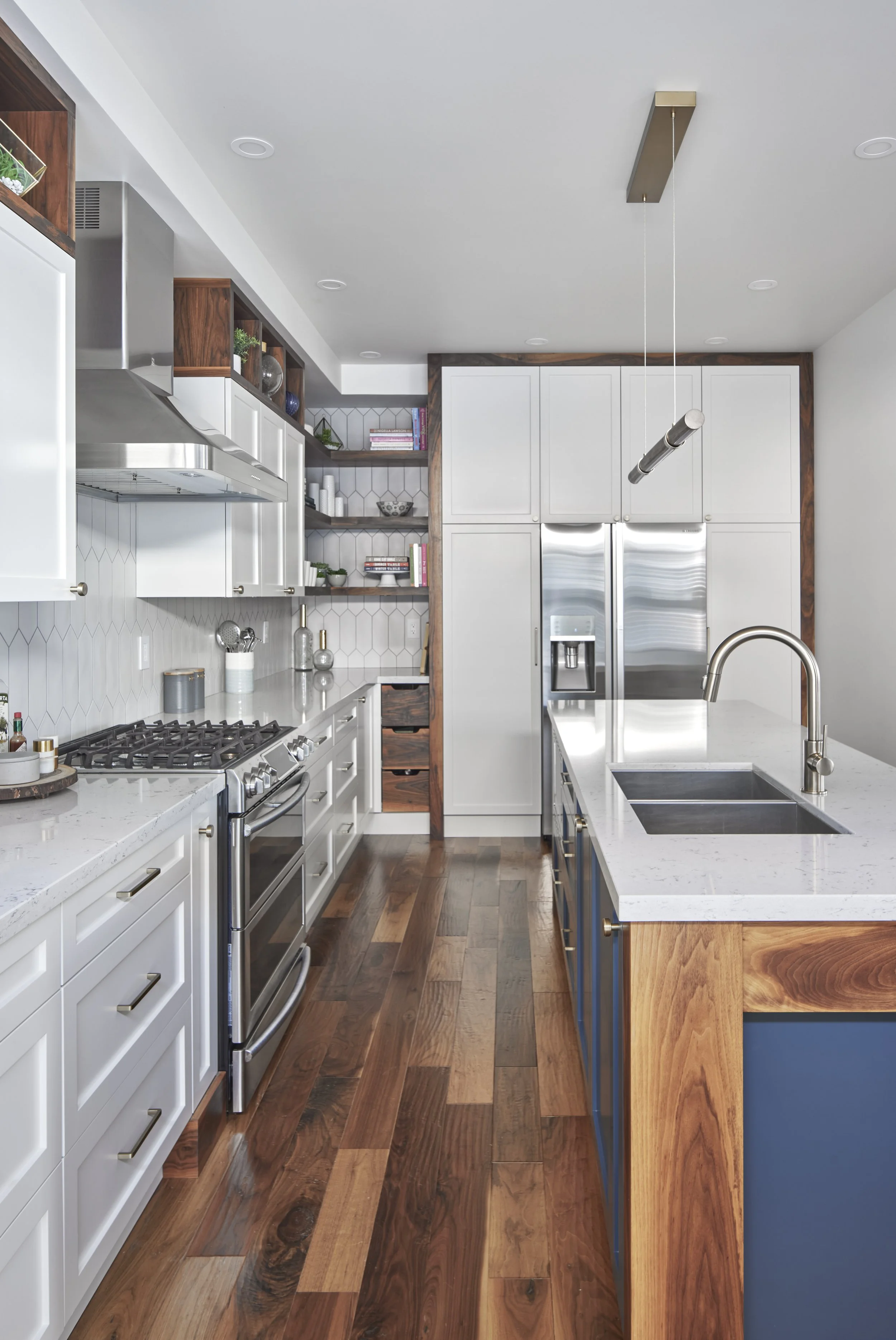 Transform your kitchen with Seif Designs, the leading custom cabinet maker in the GTA. Specializing in home renovations in Burlington, Oakville, and Mississauga, we offer bespoke cabinetry and millwork tailored to your needs. This stunning kitchen sh